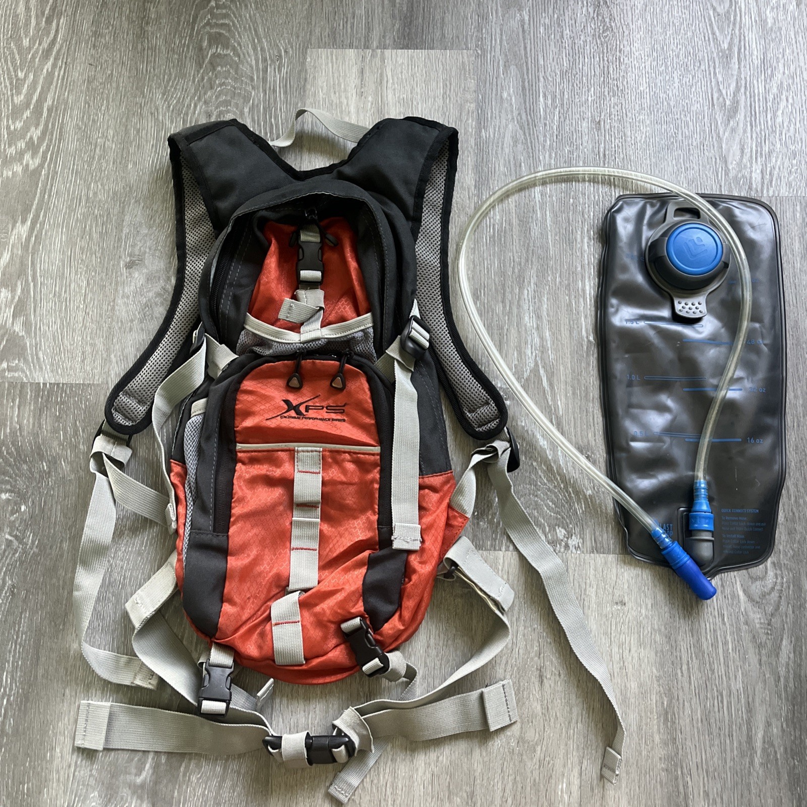 Bass Pro Shops XPS 2 L 68 Oz Rip-Stop Hydration Backpack + Bladder ORANGE BLACK