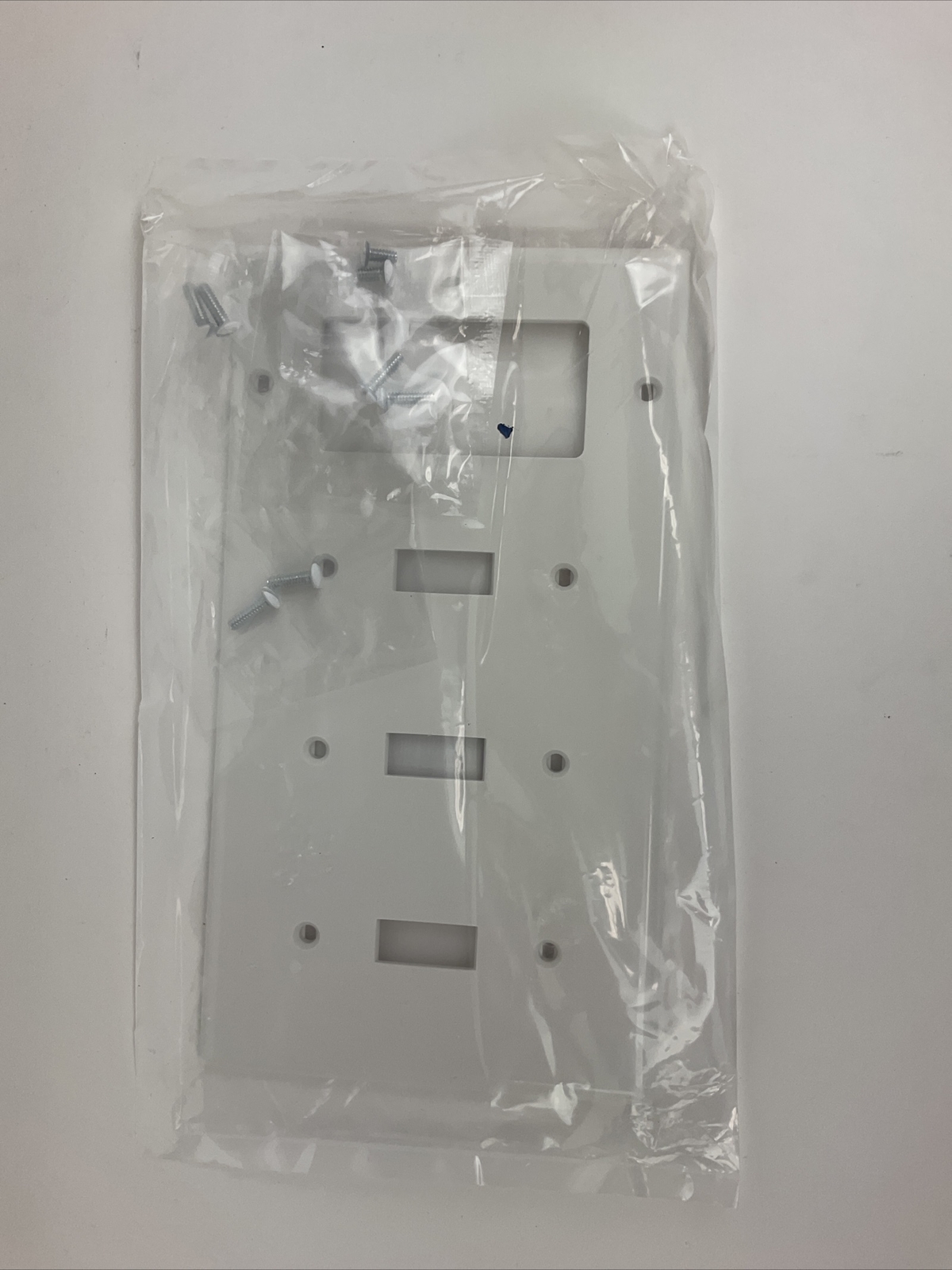Leviton 80732-W 4-Gang 3-Toggle 1-Decora/GFCI Device Combination Wallplate White