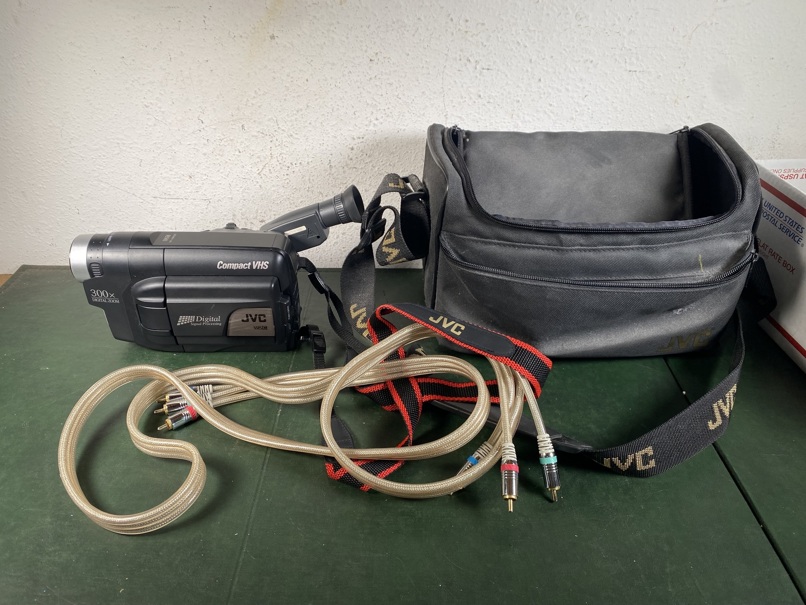 JVC Compact VHS Camcorder GR-AXM225U W/ Bag and Accessories