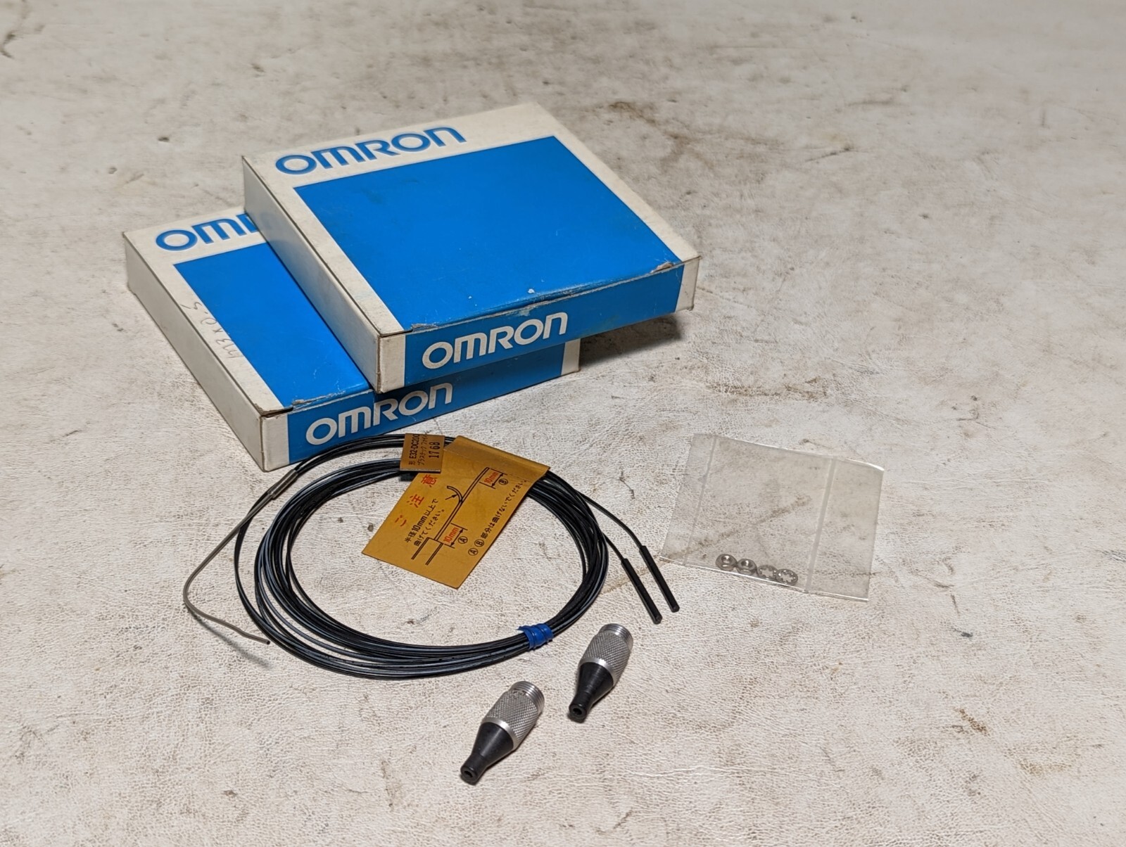 Lot of 2 E32-DC200F photoelectric switch fiber units
