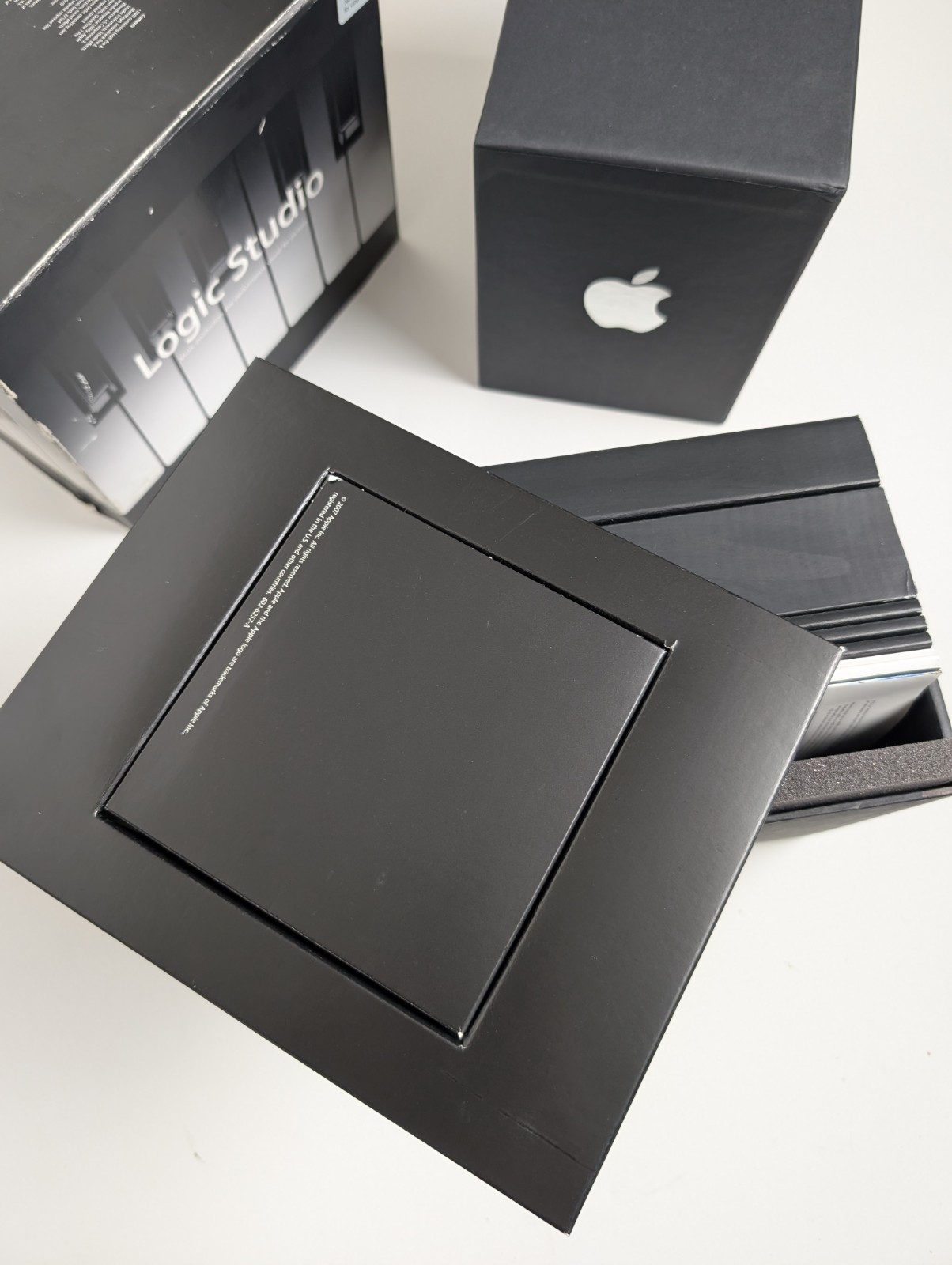 Apple Logic Studio Logic Pro 8 Box Set CDs Manuals Legacy Mac READ