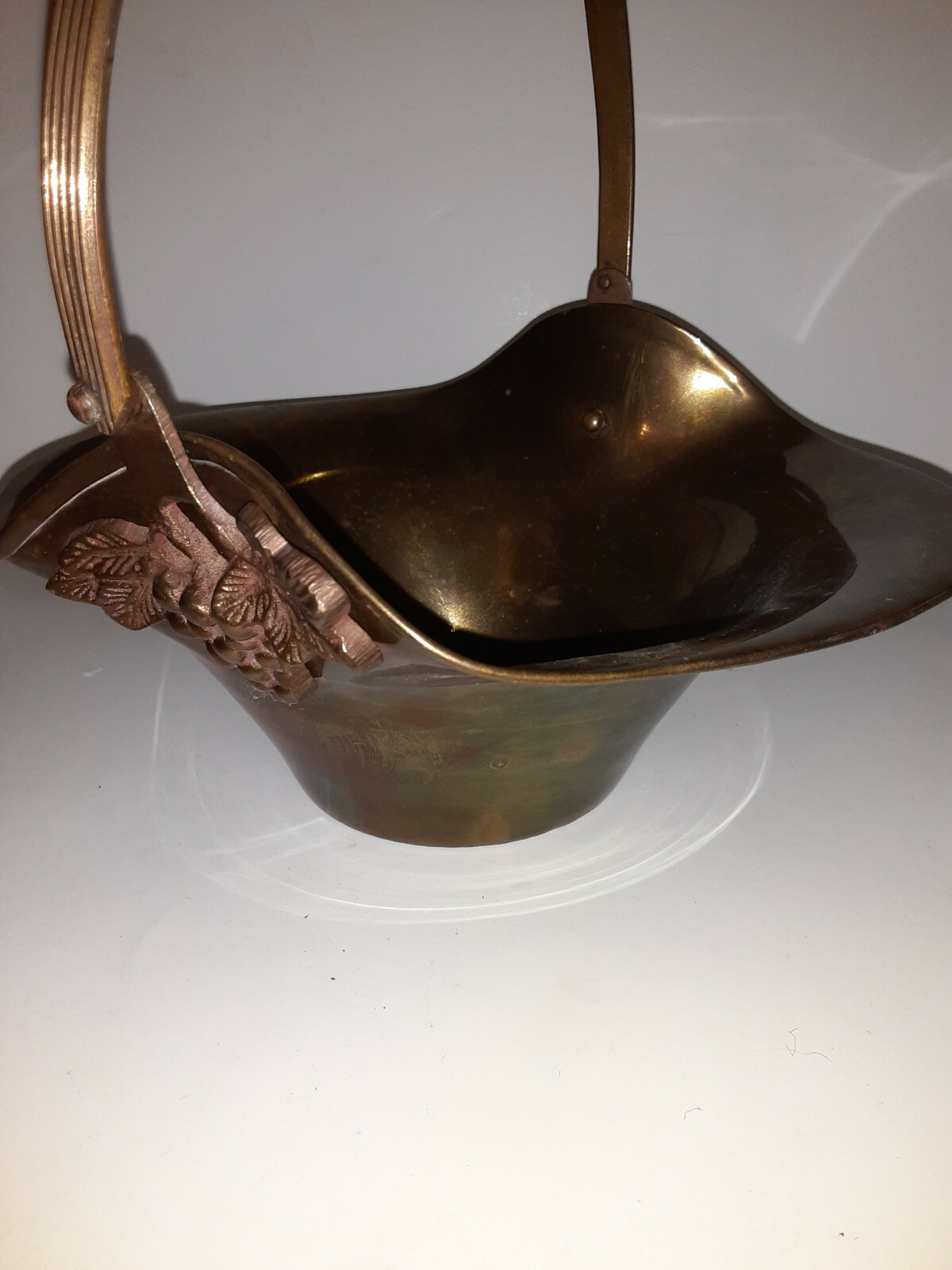 VINTAGE SOLID BRASS BASKET W/ LARGE HANDLE & BERRIES