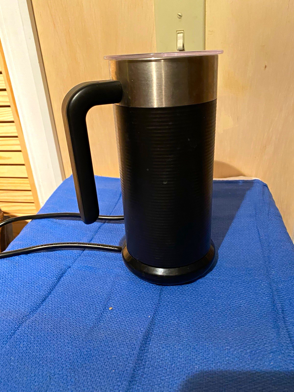 Keurig Electric Milk Frother & Warmer, Black/Silver Stainless,  10 oz 120V