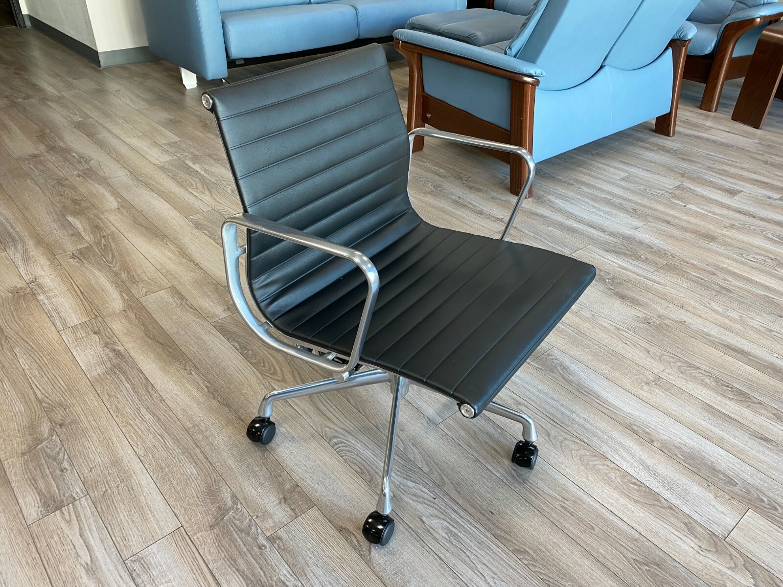 Herman Miller Eames Aluminum Group Management Desk Chair Manual Black Vinyl #8