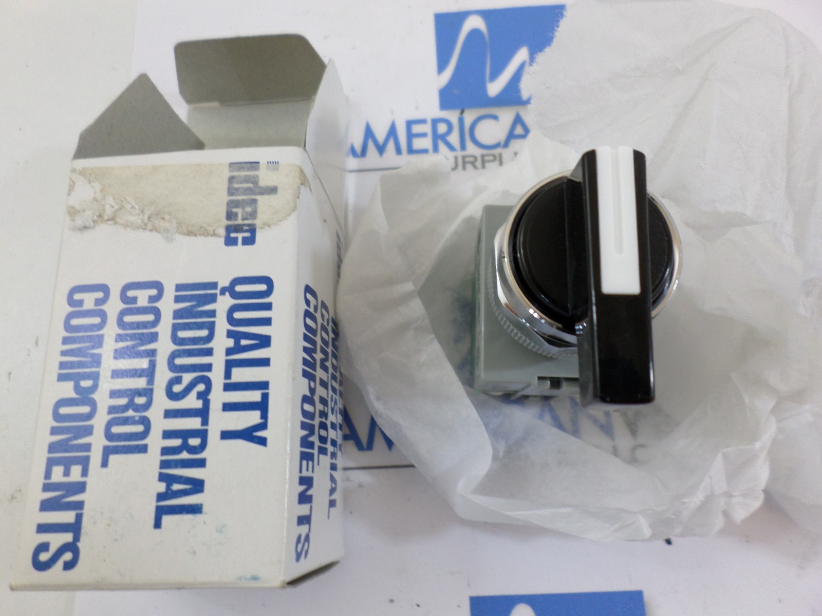 New Surplus Idec ASW32L20 selector switch  10A  100-600 VAC
