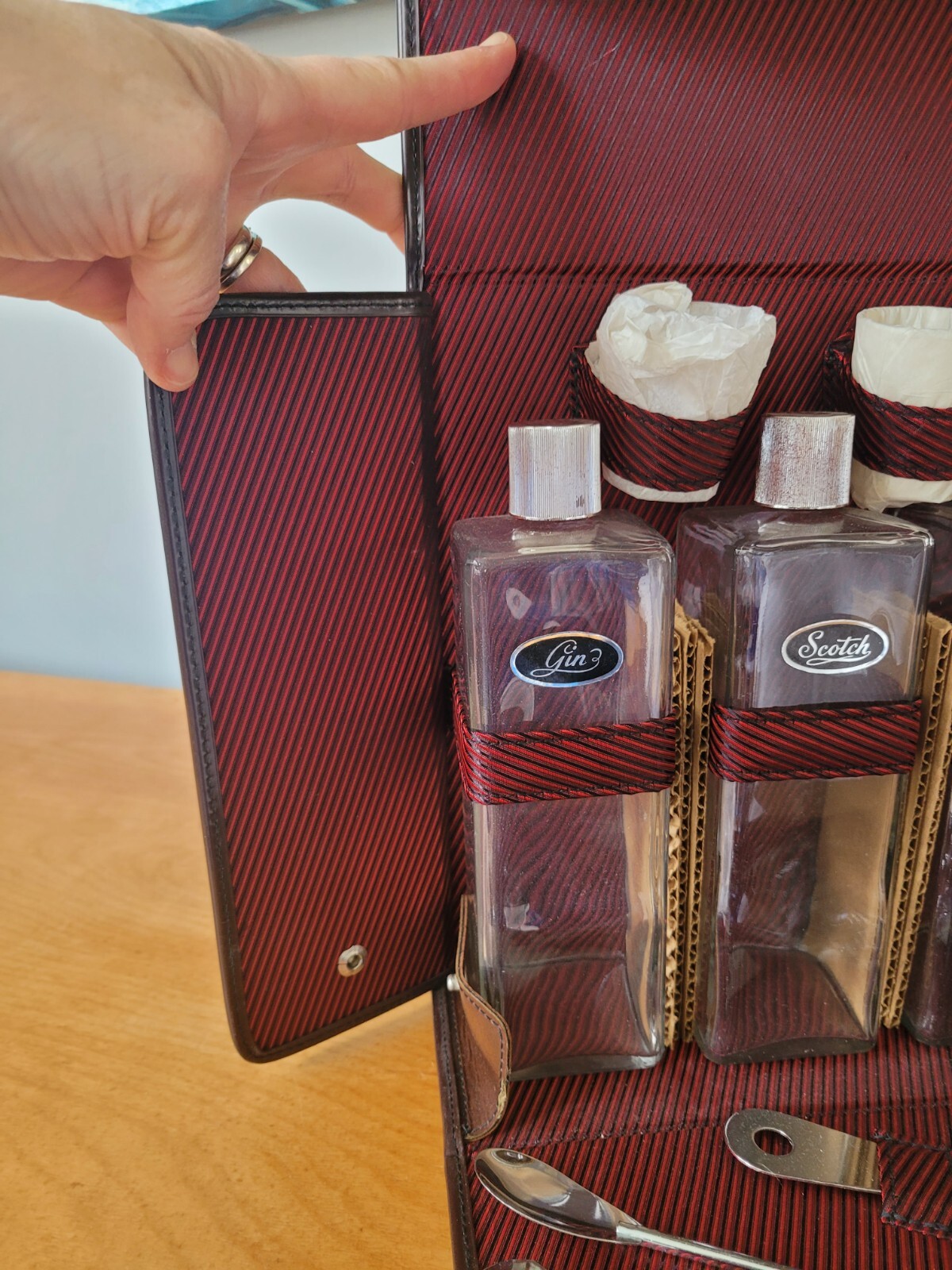1970's Portable Bar Set In Carrying Case With Handle