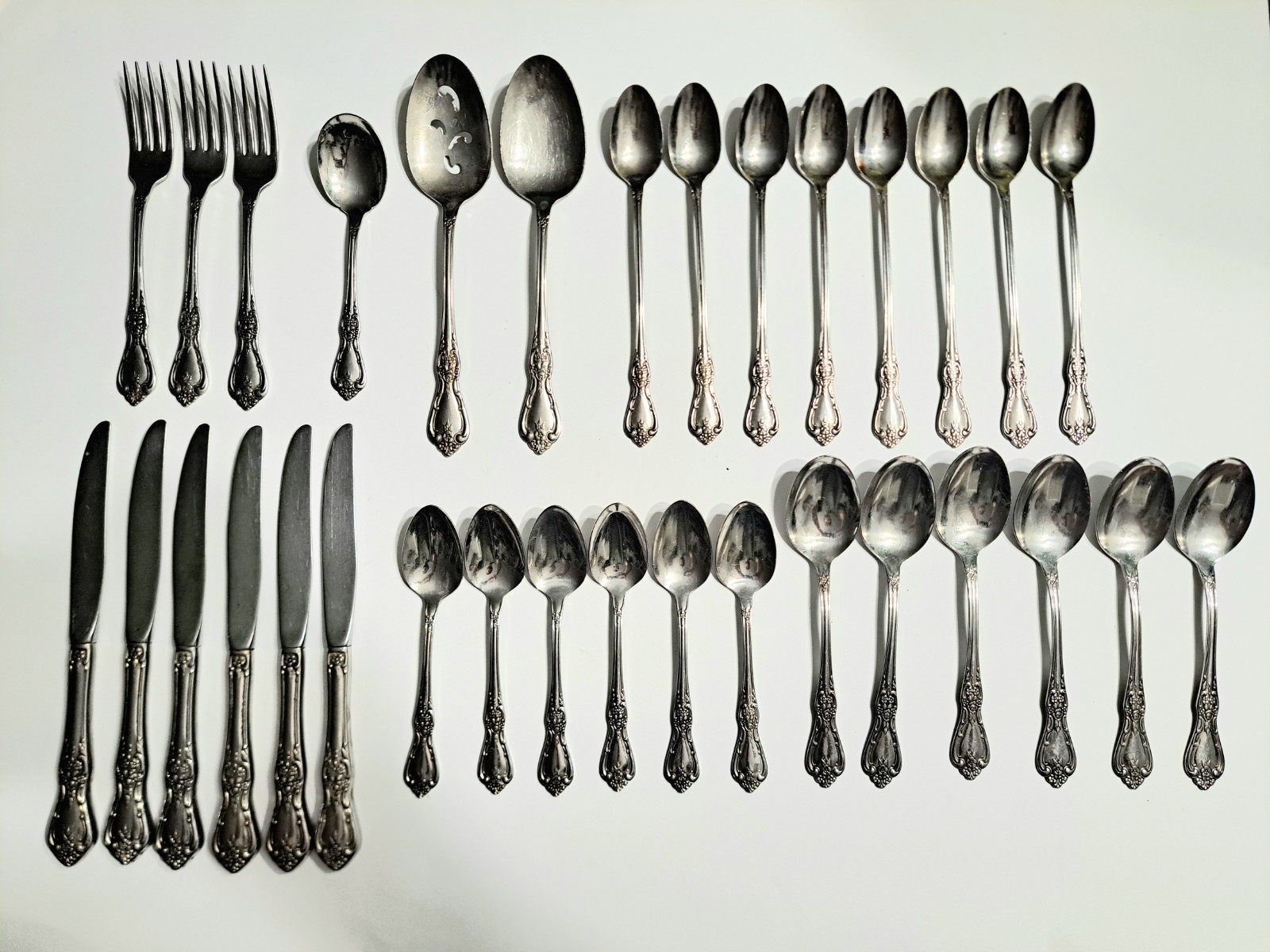 32 Piece Set Oneida Kennett Square Distinction Deluxe HH Stainless Lot