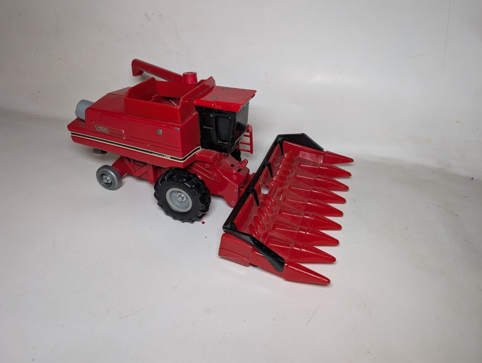 Vintage Ertl Case IH 1680 Axial-Flow Combine 1/32 w/ Grain Head