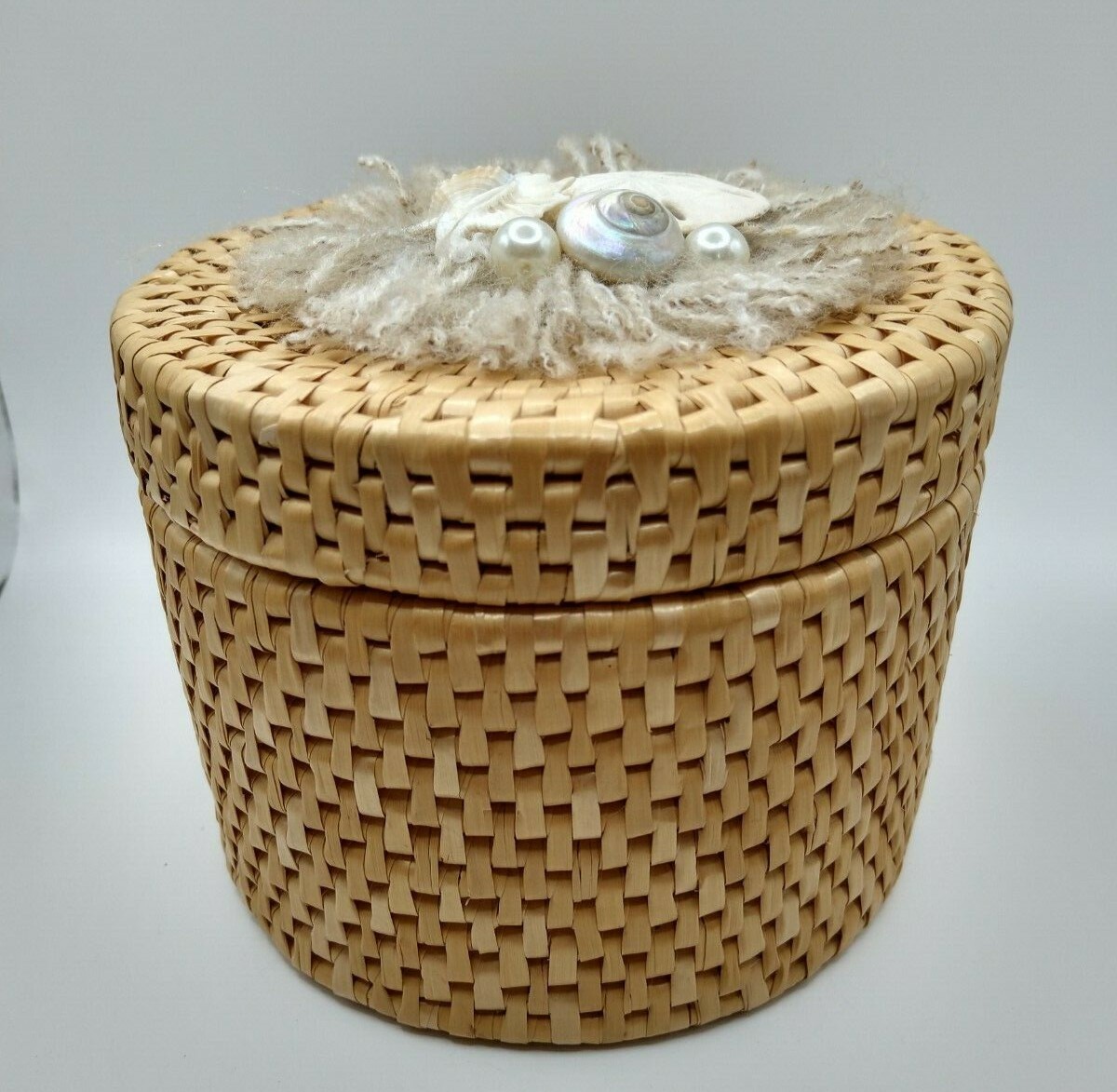 Woven Round Basket with lid and Sand dollar Periwinkle shell Beads Yarn