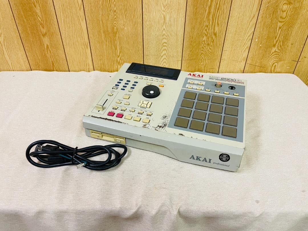 AKAI MPC 2000XL Music Production Center Sampler Vintage Gear JUNK FOR PARTS