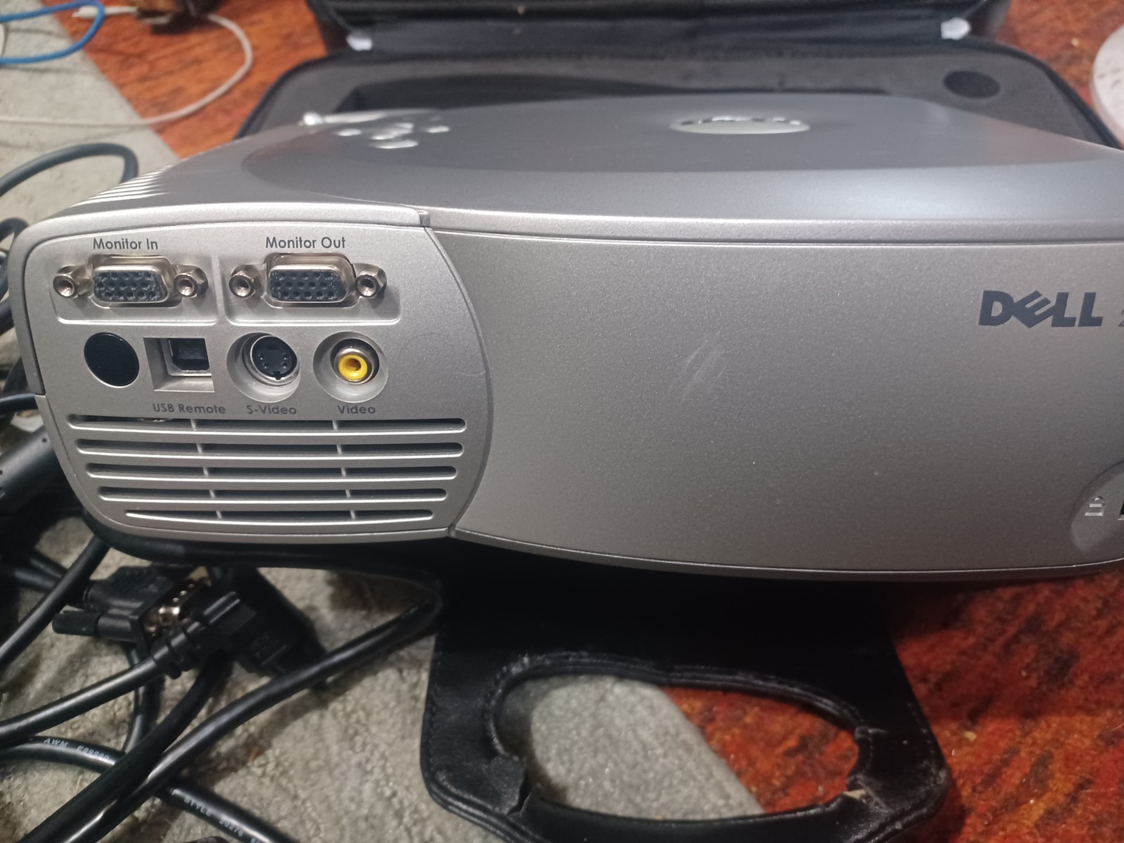 Dell 2100MP DLP Projector with Carry Case – Portable High-Resolution Display