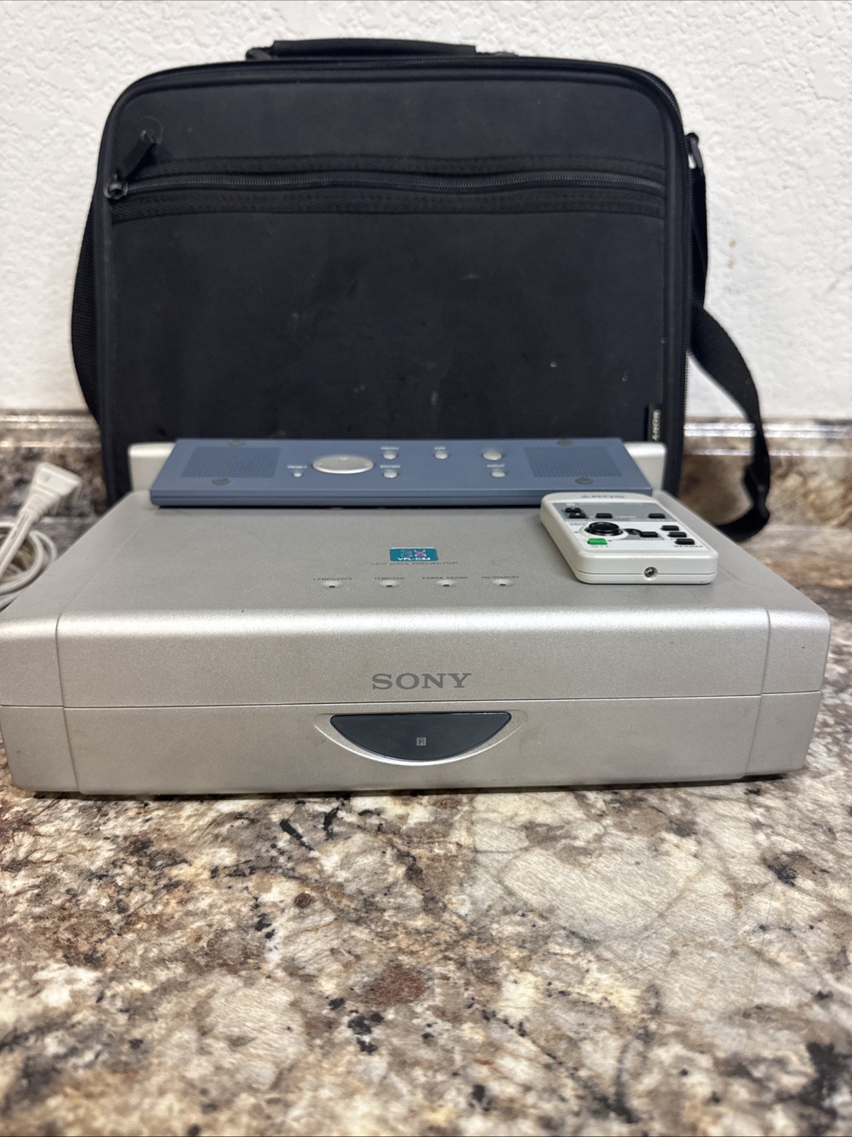 Sony VPL-CS4 LCD Data Projector With Power Cable Remote And Carry Case