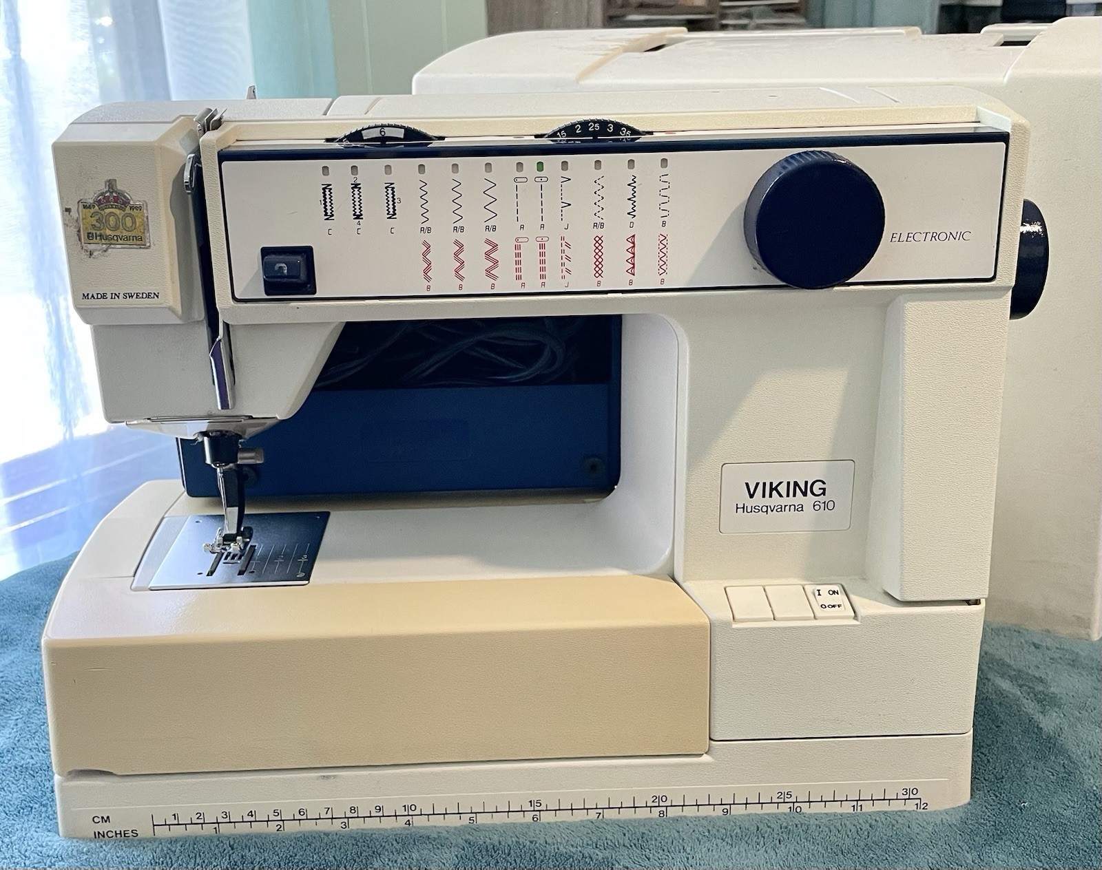 HUSQVARNA VIKING 610 SEWING MACHINE - NEEDS REPAIR OR PARTED OUT.
