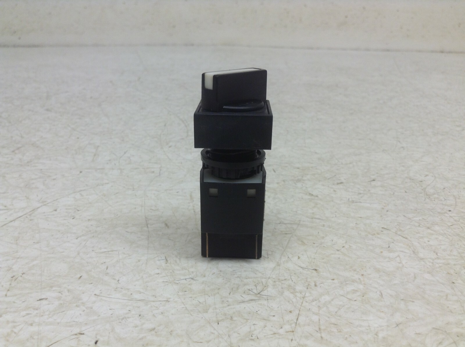 Maruyasu YS-16B2 2 Position Maintained Selector Switch YS16B2 (TSC)