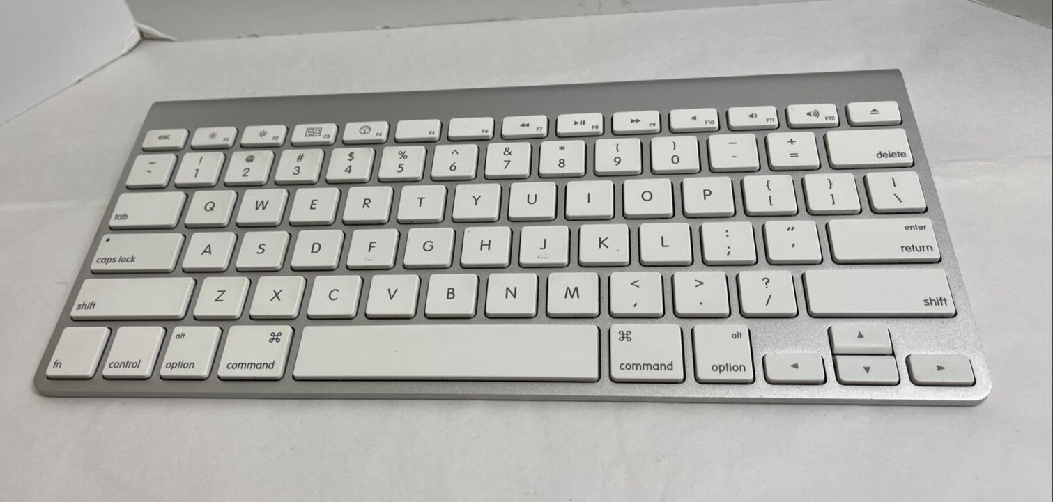 Apple Wireless Keyboard A1314 Bluetooth Keyboard Silver with White Keys Tested