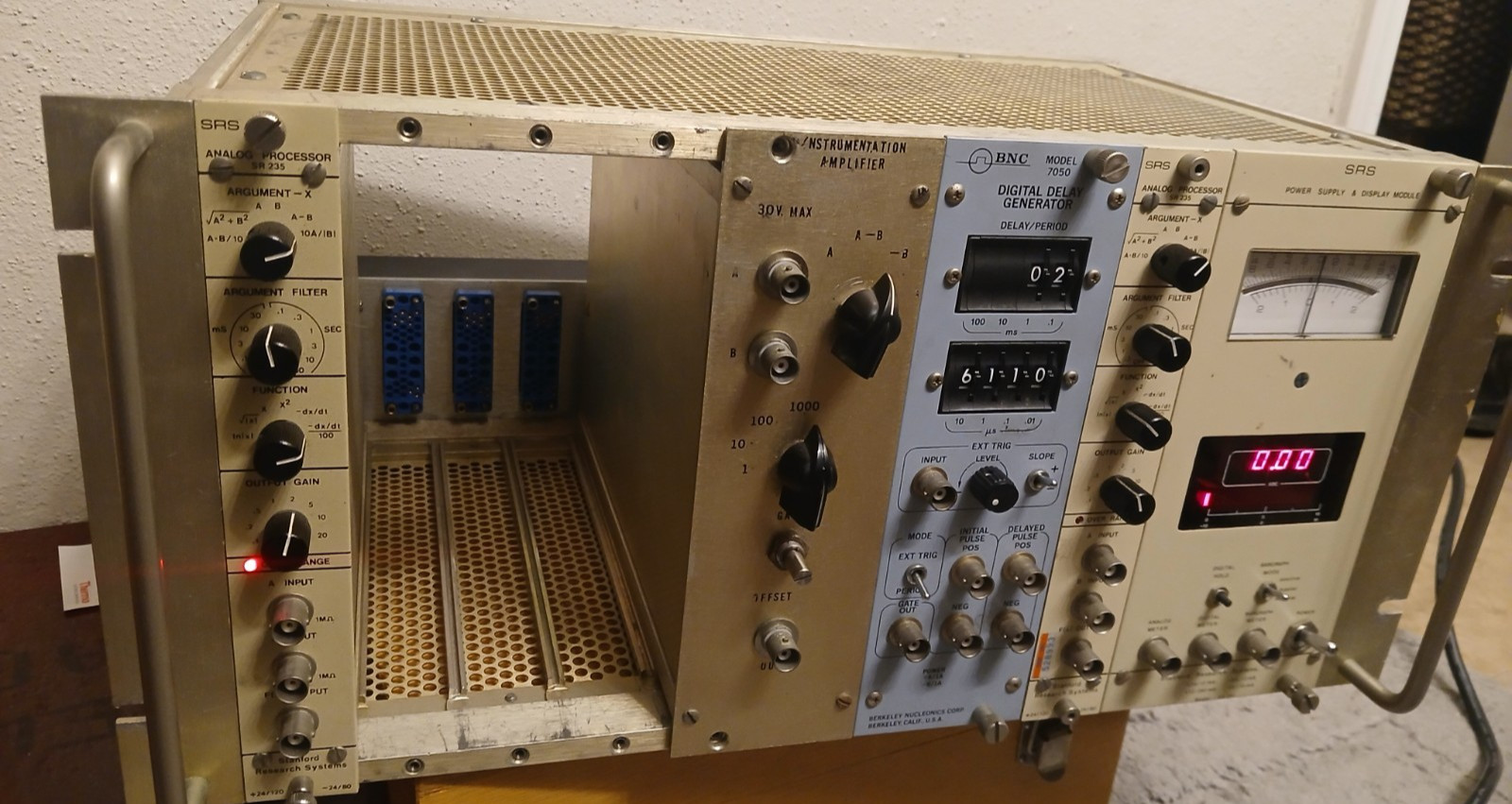 STANFORD RESEARCH SYSTEMS SRS CHASSIS LOADED- SR280, SR235, SR235 & BNC 7050