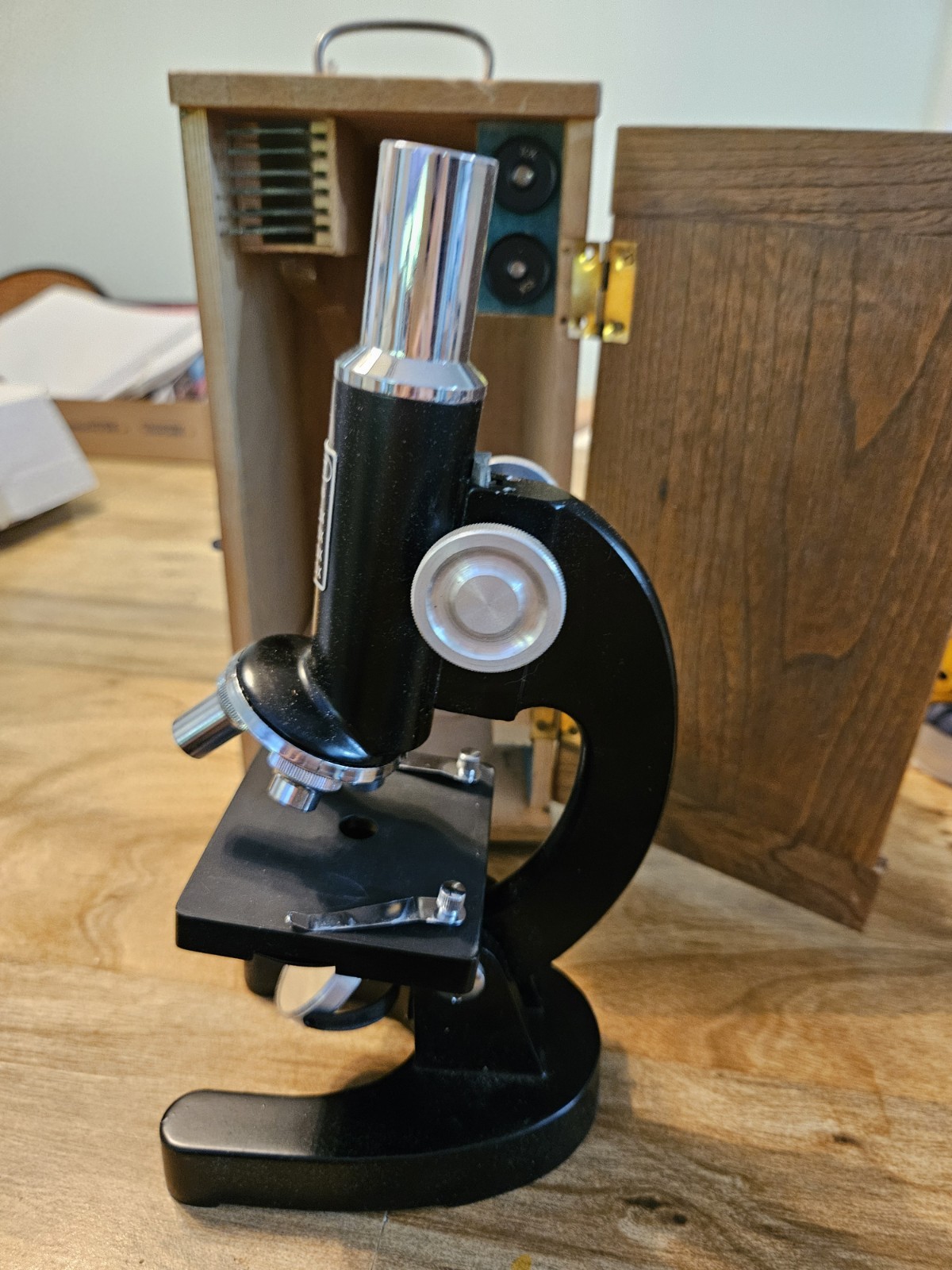 VINTAGE PERFECT MICROSCOPE MODEL 805 WITH ACCESSORIES