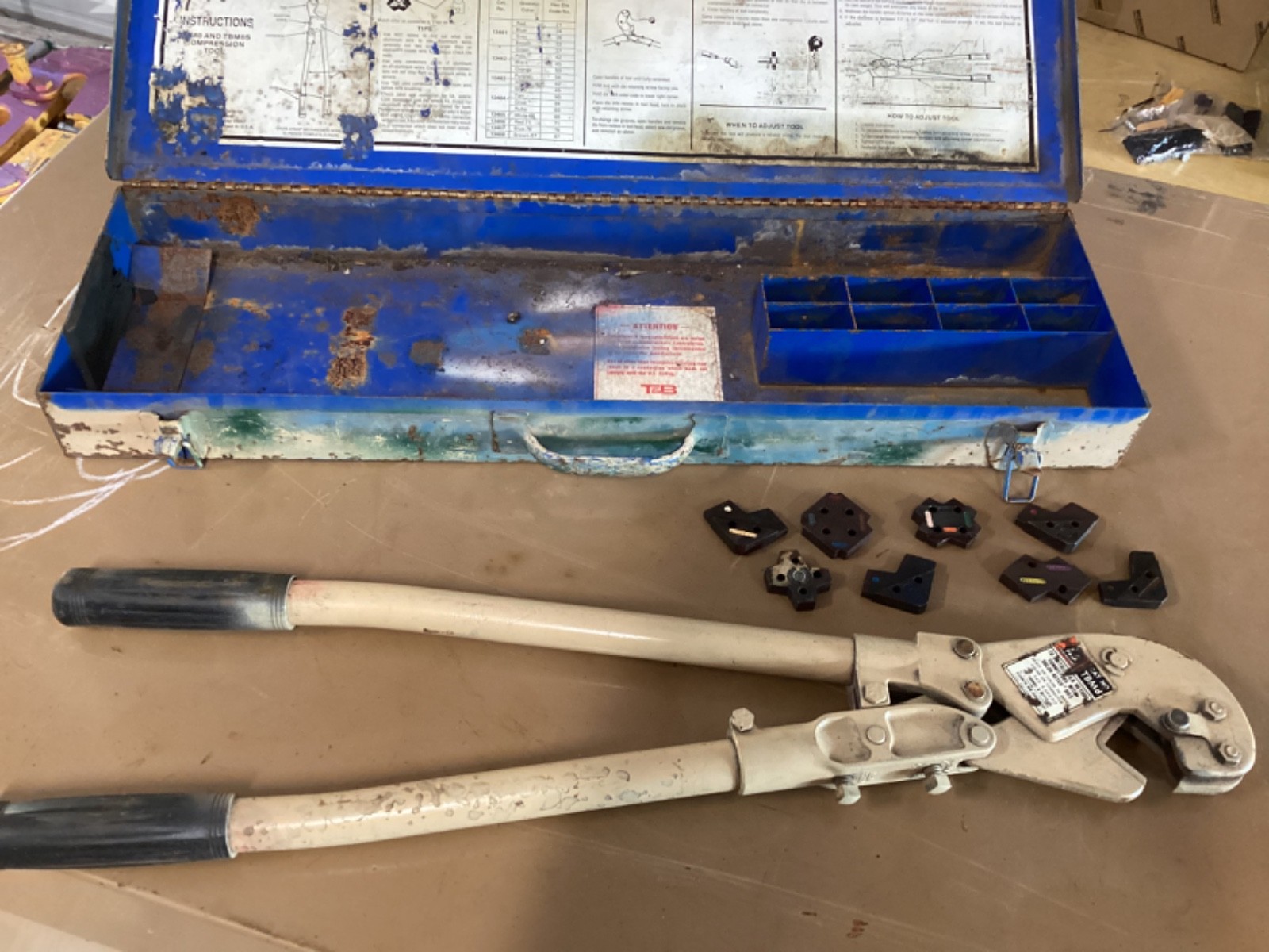 Thomas & Betts TBM8 Compression Crimper Tool with Dies & Case USA