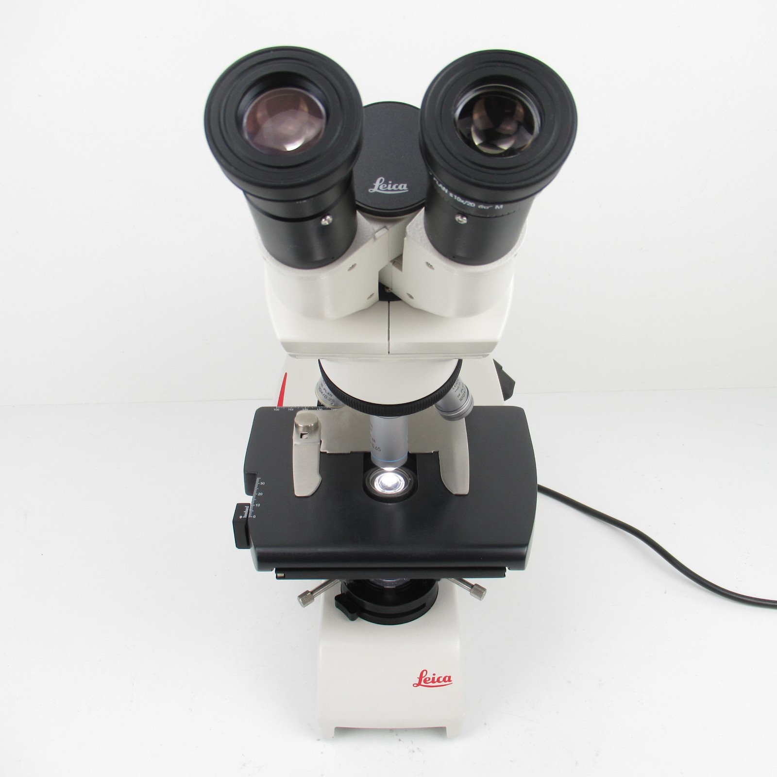 LEICA DM750 BINOCULAR MICROSCOPE W/ OBJETIVE SET & 10X EYEPIECES