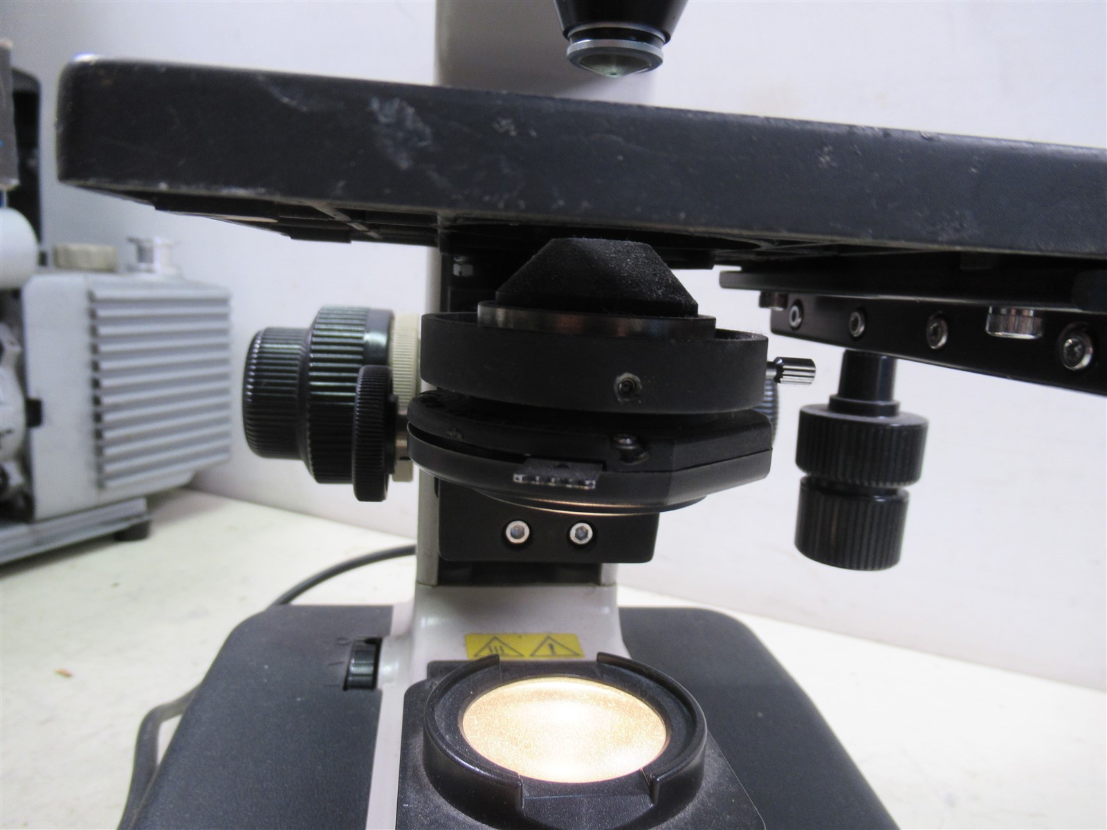 Nikon YS2-H Binocular Microscope with 4 Objectives & 2 Eyepieces & Light Source