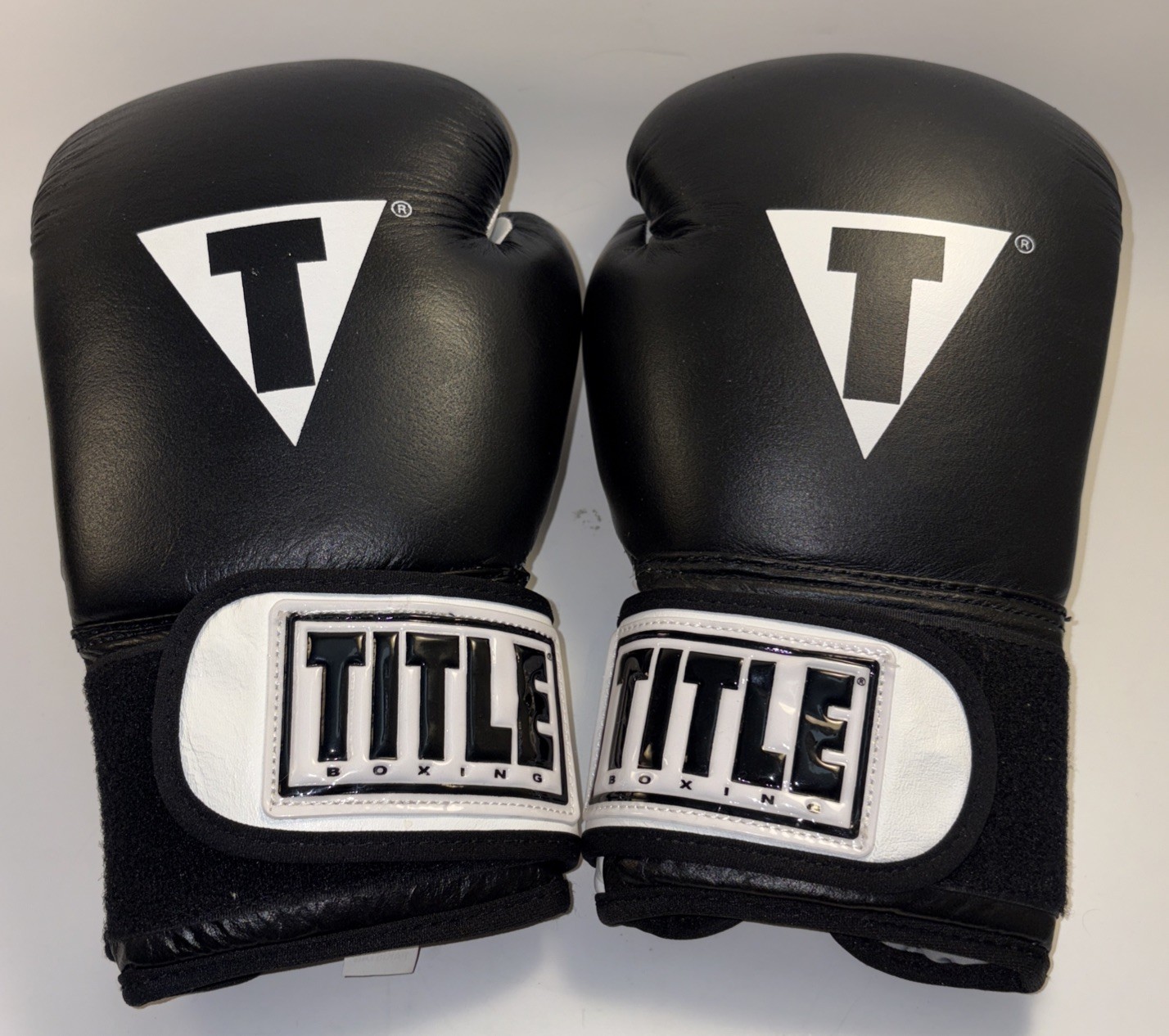 Boxing Gloves - Hit It Hard: Black & White / pre-owned