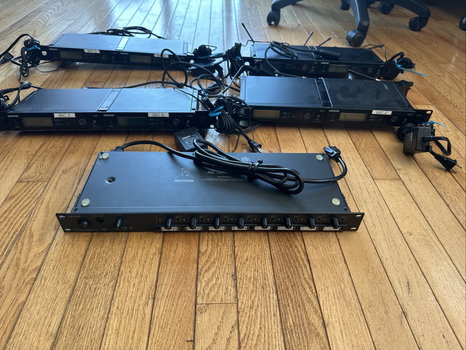 8-Channel Mixer with 8 Shure SLX4 G5 Wireless Microphone Receivers (494-518 MHz)