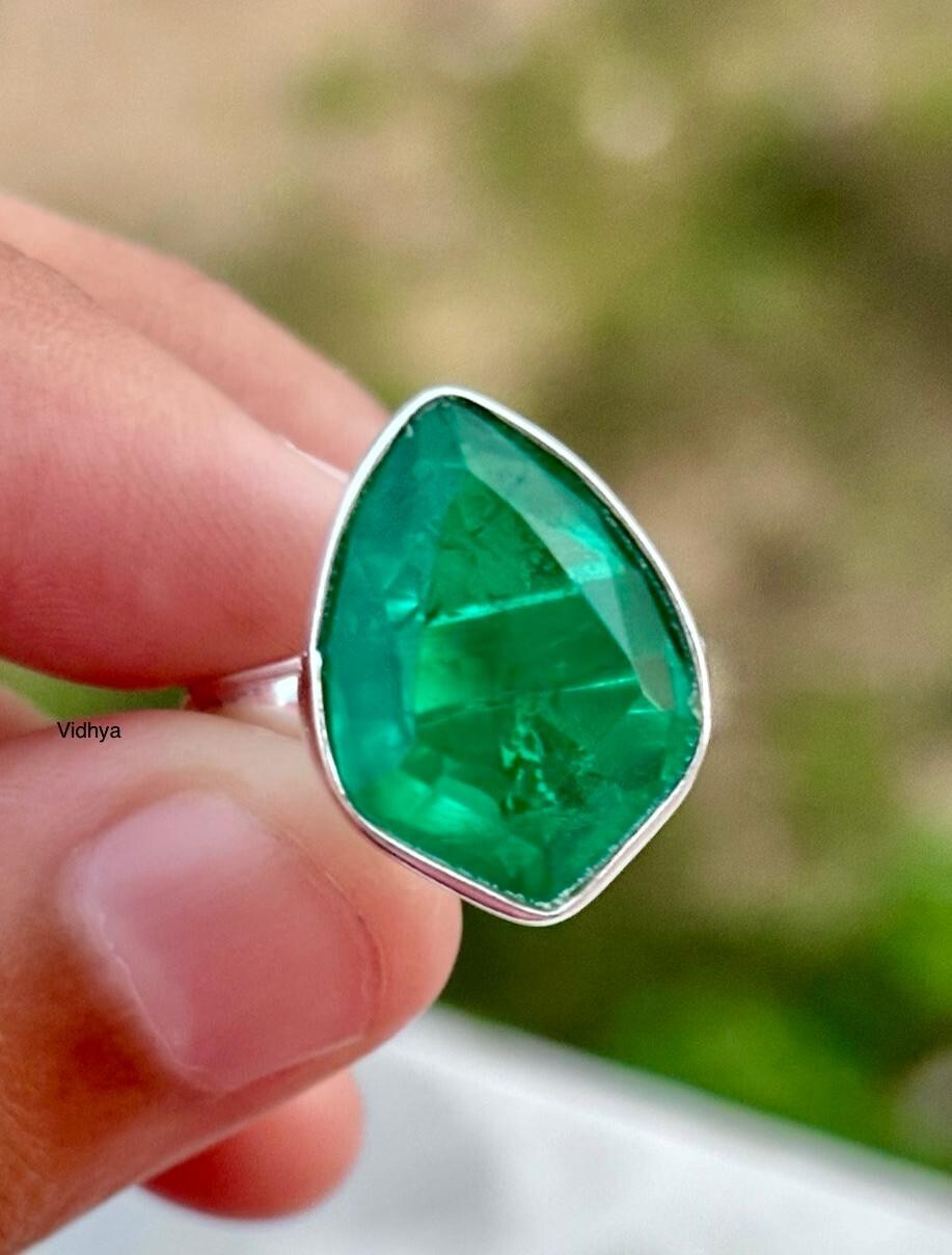 Natural emerald faceted stealing silver ring