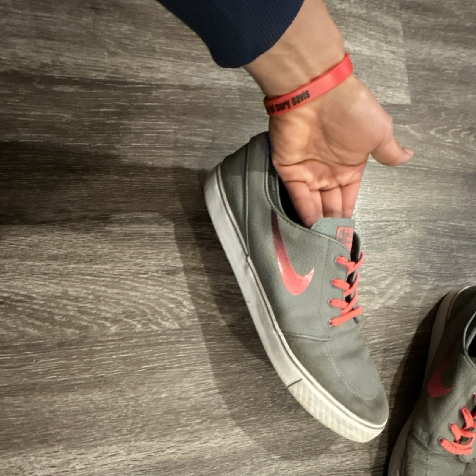 Nike Gray Skateboarding Shoes with Pink Swoosh Lace-Up Design for Skateboarding