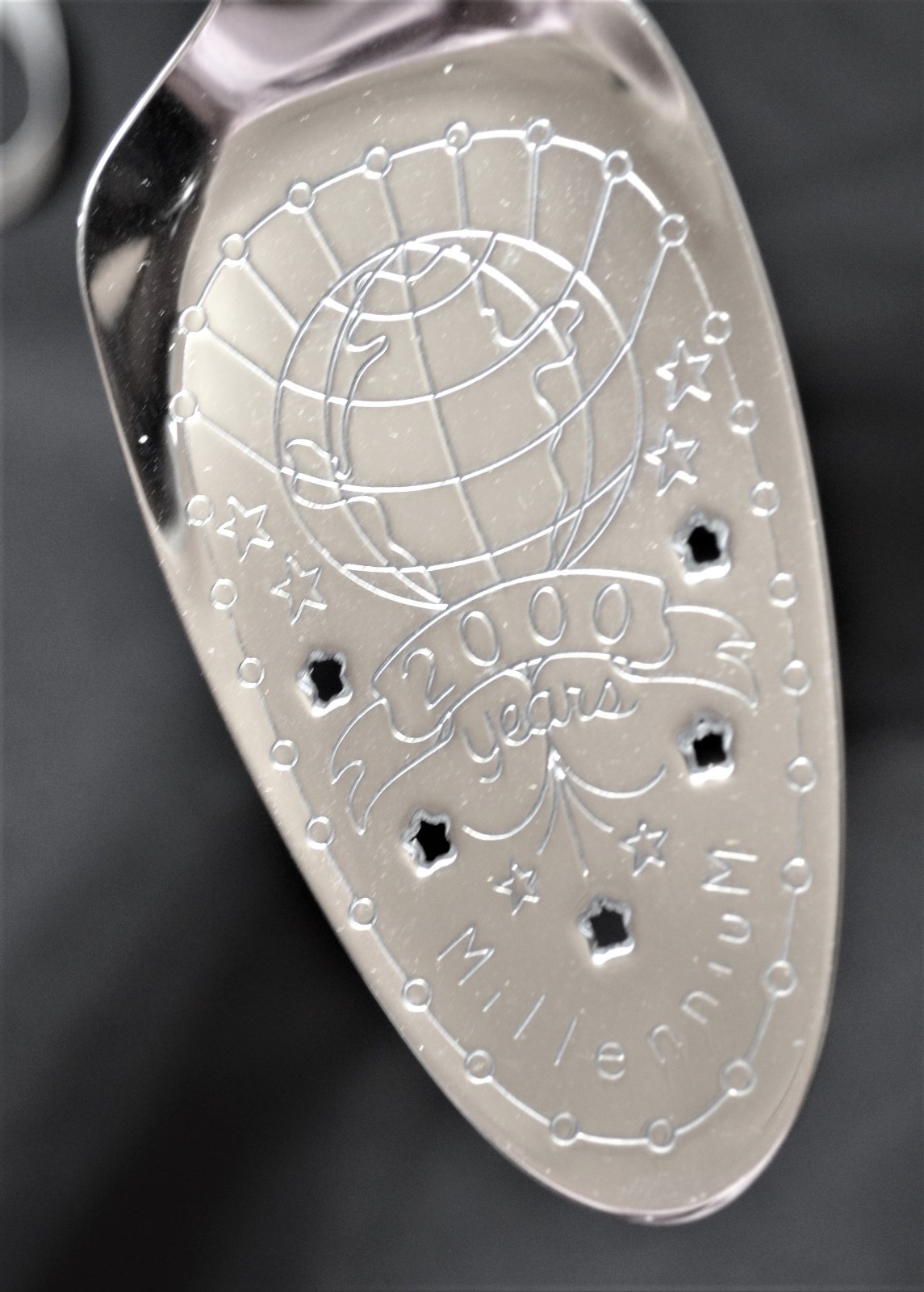 Oneida CAPELLO Stainless Pierced Millenium 2000 Years Pie Cake Server