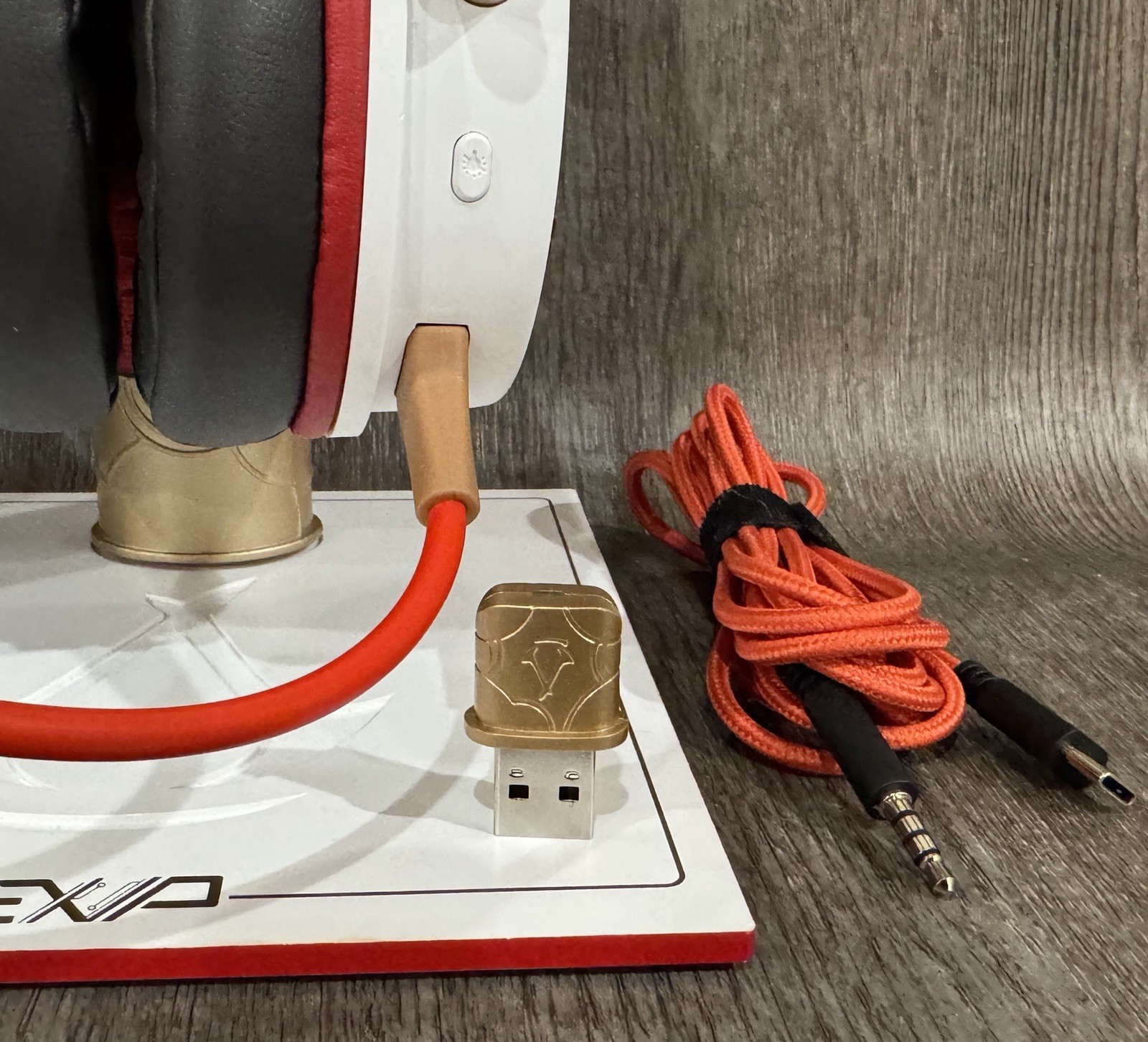 LEXIP X Ubisoft Assassin's Creed Shadows L.E. Wireless Bluetooth Headset Stand