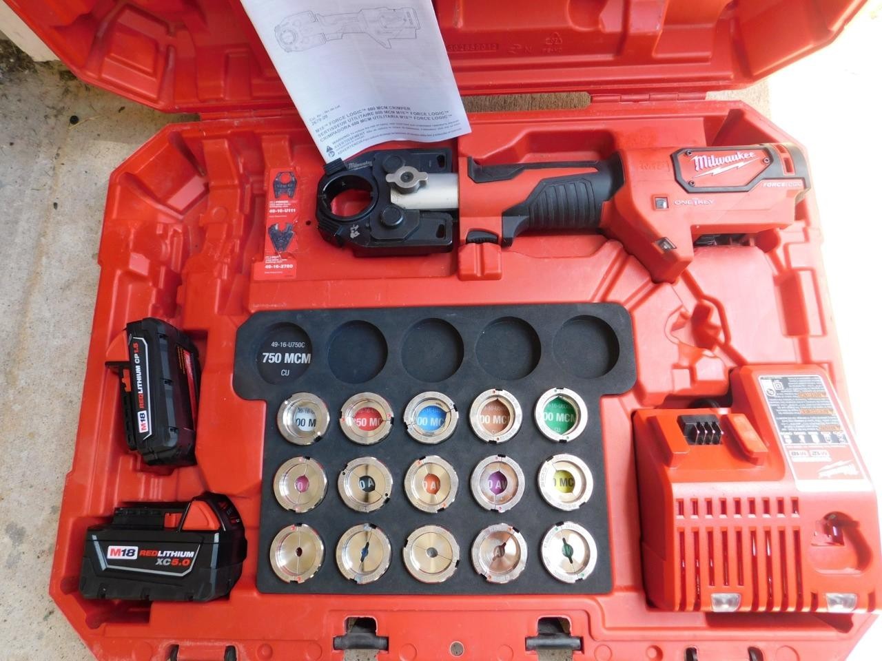 MILWAUKEE 600 MCM CRIMPER CAT# 2679-22 CRIMPING TOOL WITH DIE KIT FOR COPPER