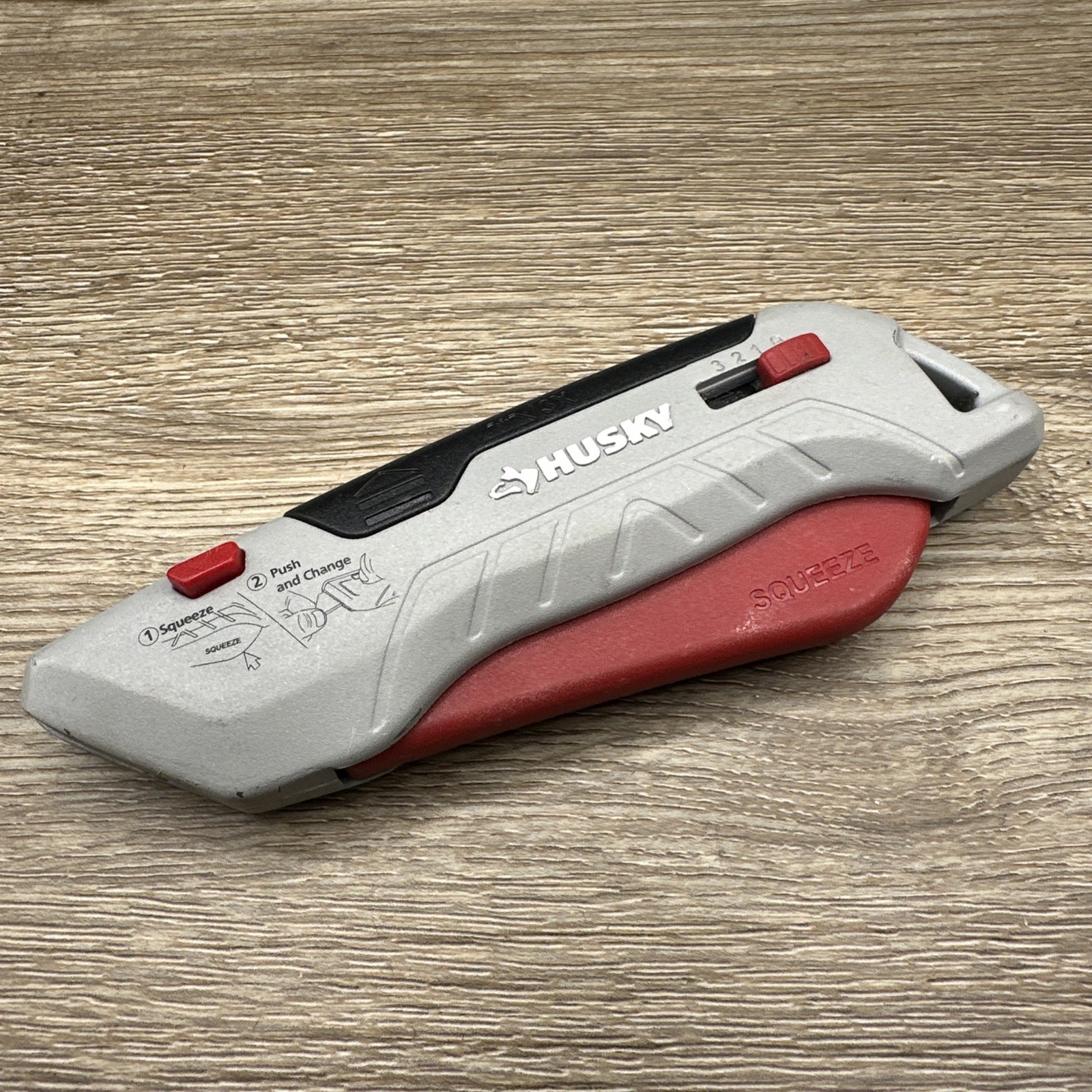 Husky Aluminum Squeeze Safety Utility Knife, 1008302404