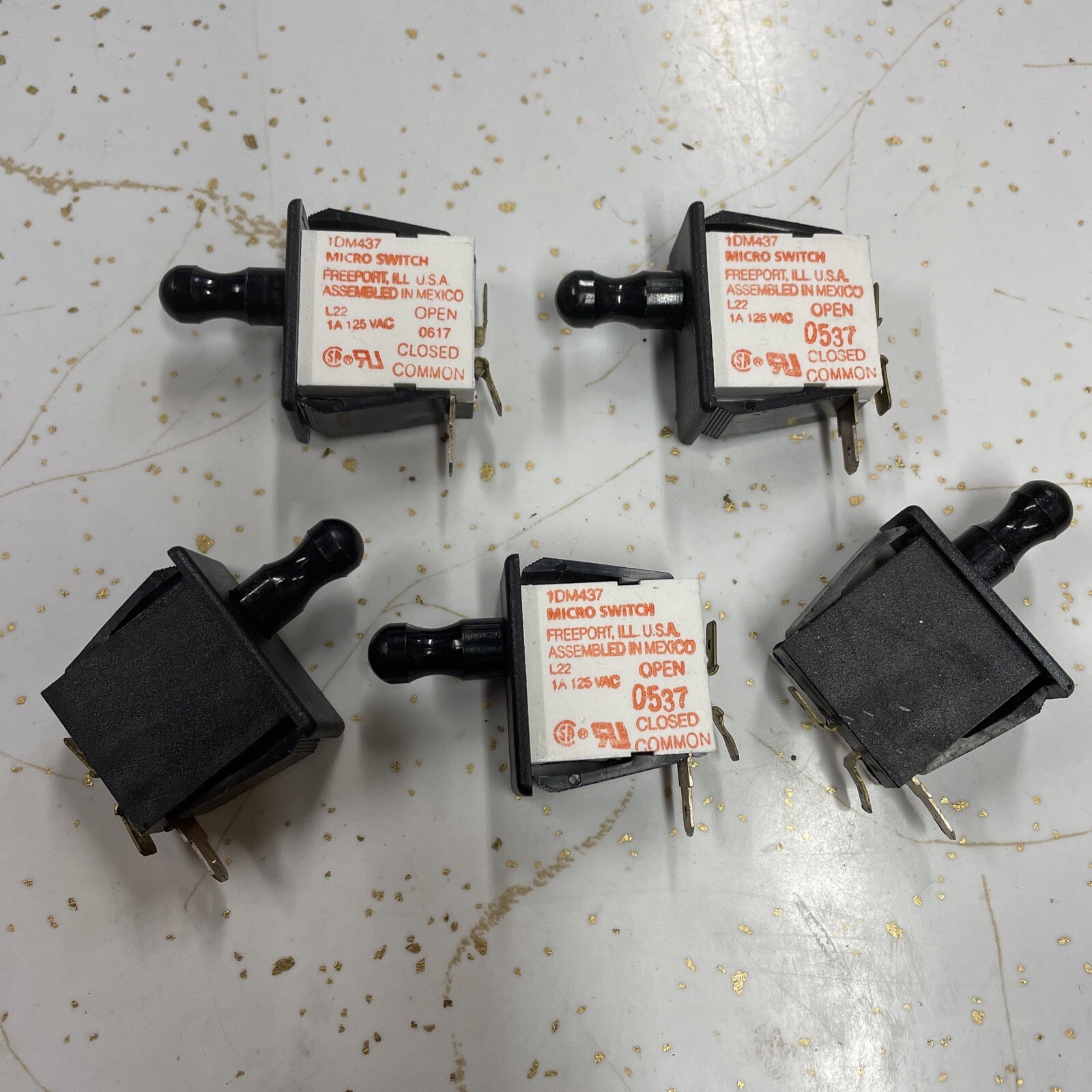 (LOT) 5 Honeywell 1DM437 Micro-Switch DM Series Snap-In Panel Mount 125VAC 1A