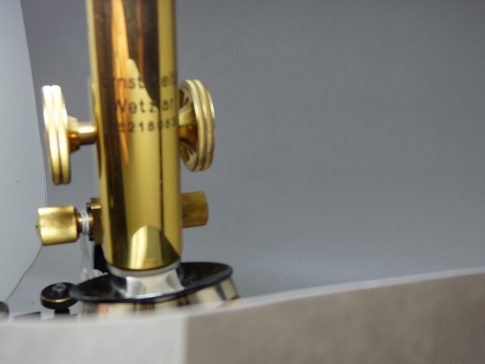 E.. LEITZ MICROSCOPE WITH CASE & LENSES 2-881