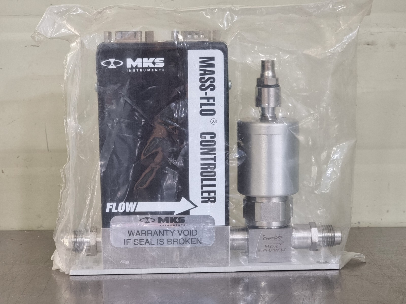 MKS 1479A-21908-S248 MASS FLOW CONTROLLER He 100SCCM with Swagelok 6LVV-DP9601-C