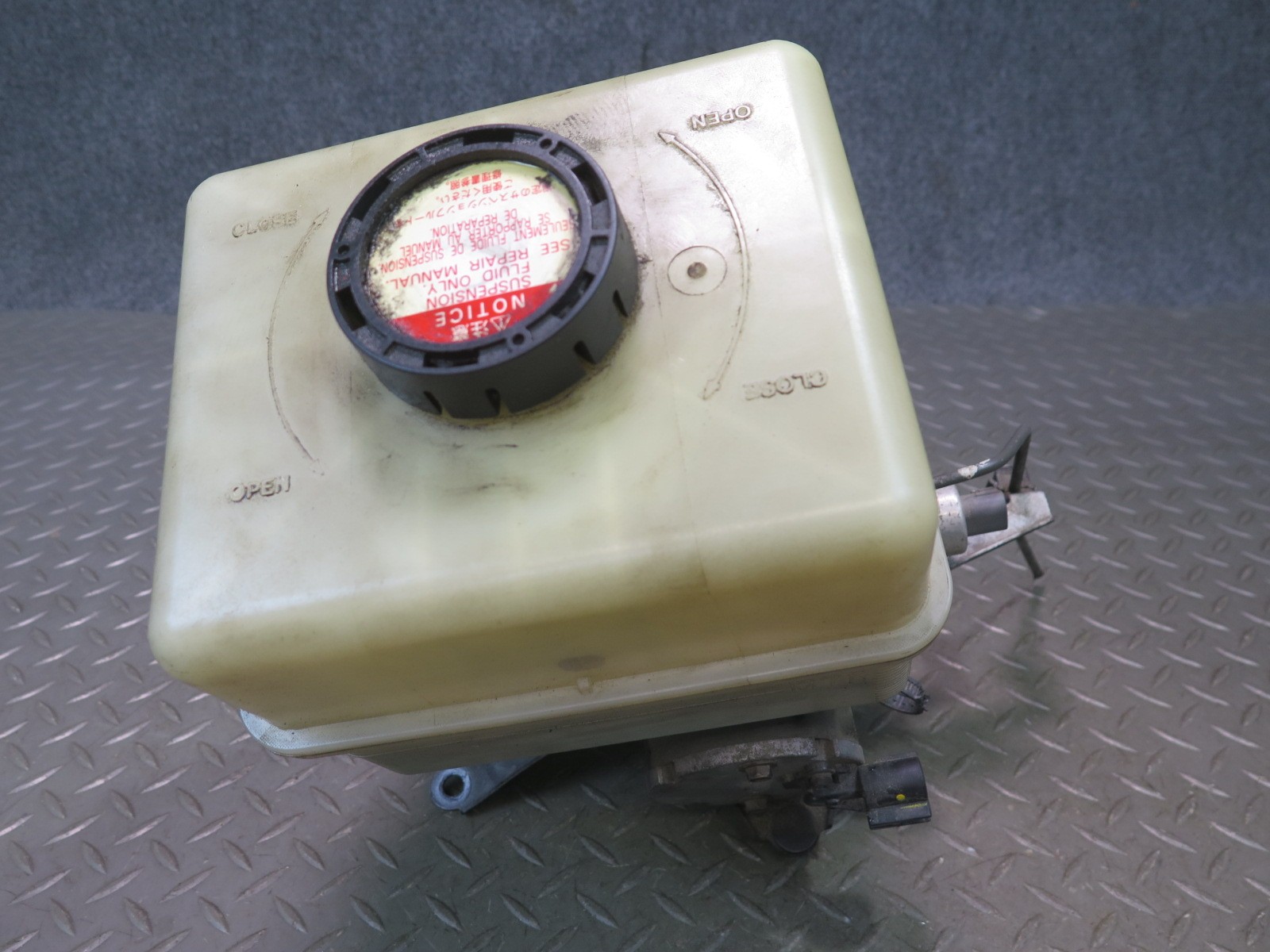 2003-2007 LEXUS UZJ100L LX470 AIR RIDE SUSPENSION HEIGHT PUMP MOTOR W RESERVOIR