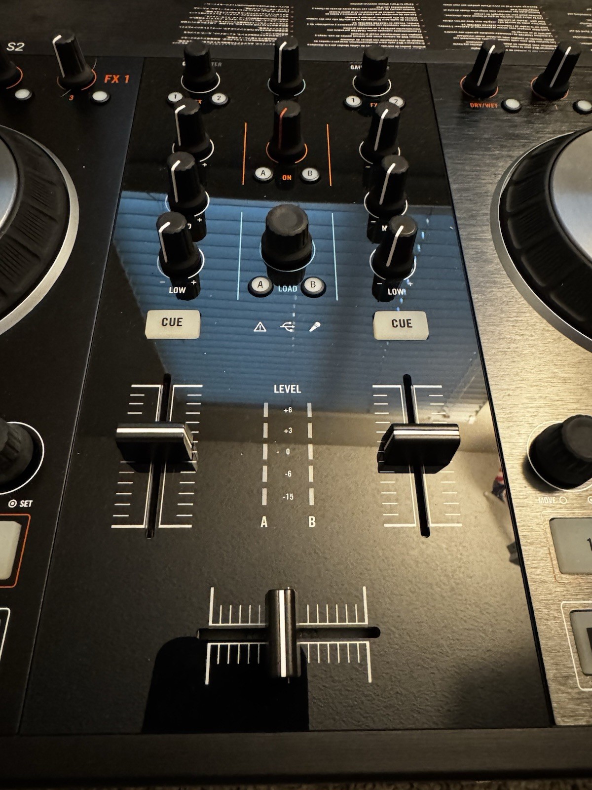 Native Instruments Traktor Kontrol S2 MK2 DJ Controller