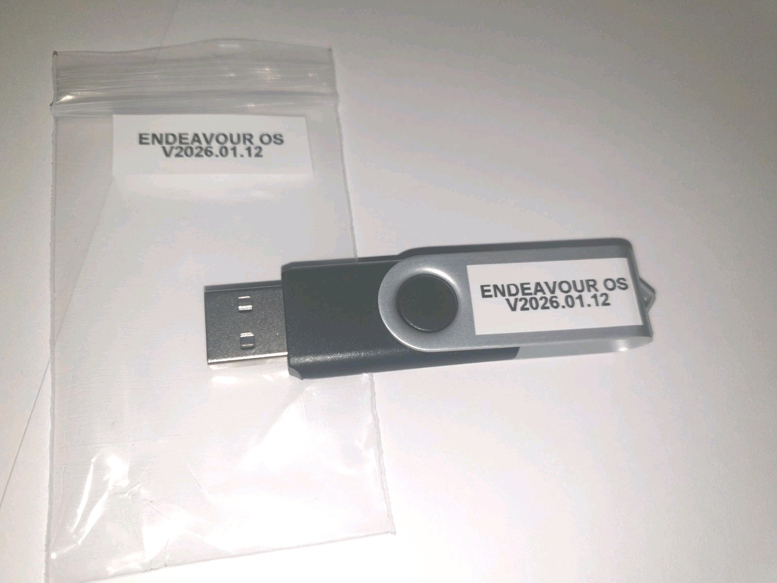 Linux Endeavour OS V2026.01.12 64bit, Bootable Live and Install USB Flash Drive