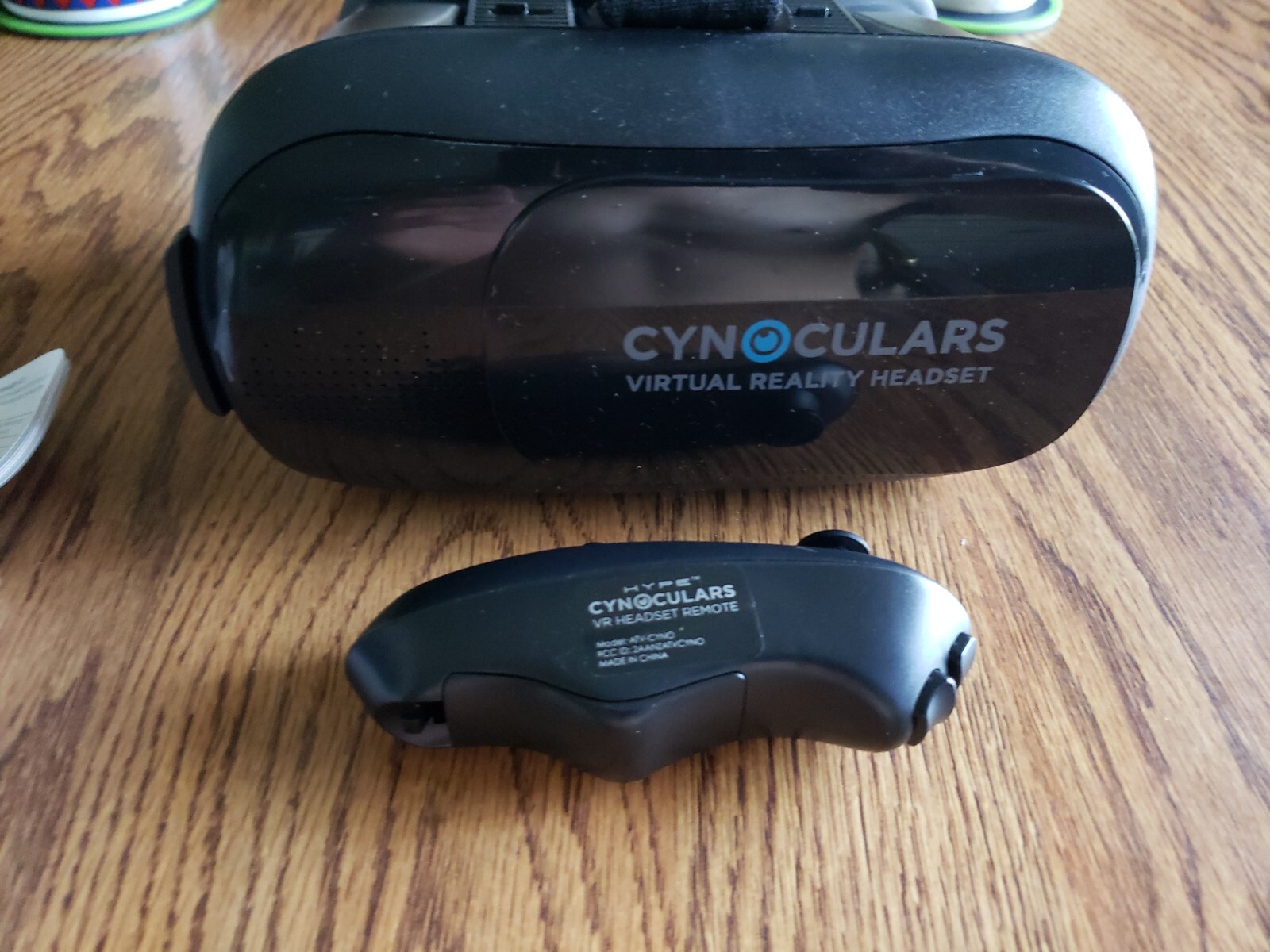 CYNOCULARS Virtual Reality Headset & Remote in very good condition