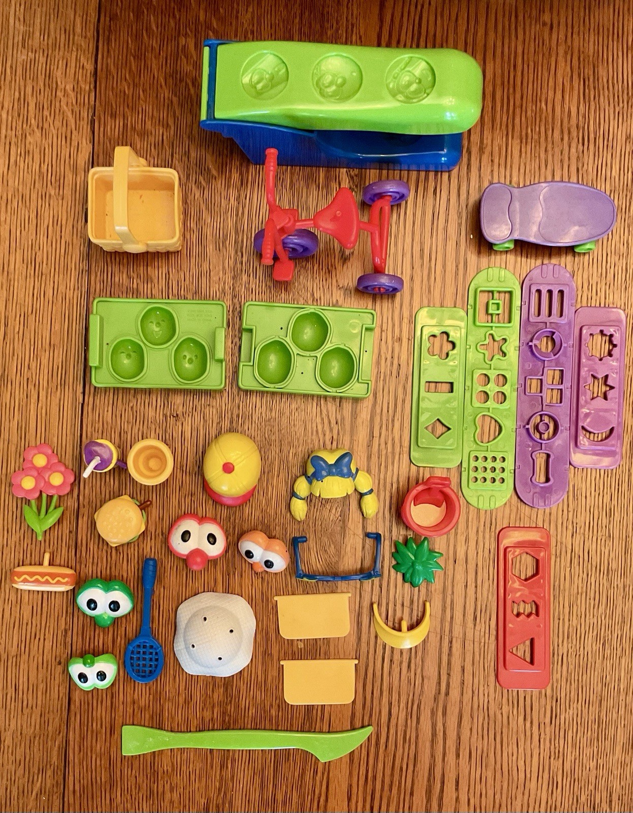 Lot of 32 Vintage VeggieTales Silly Squishy Dough Doh Parts Pieces Toy Big Idea
