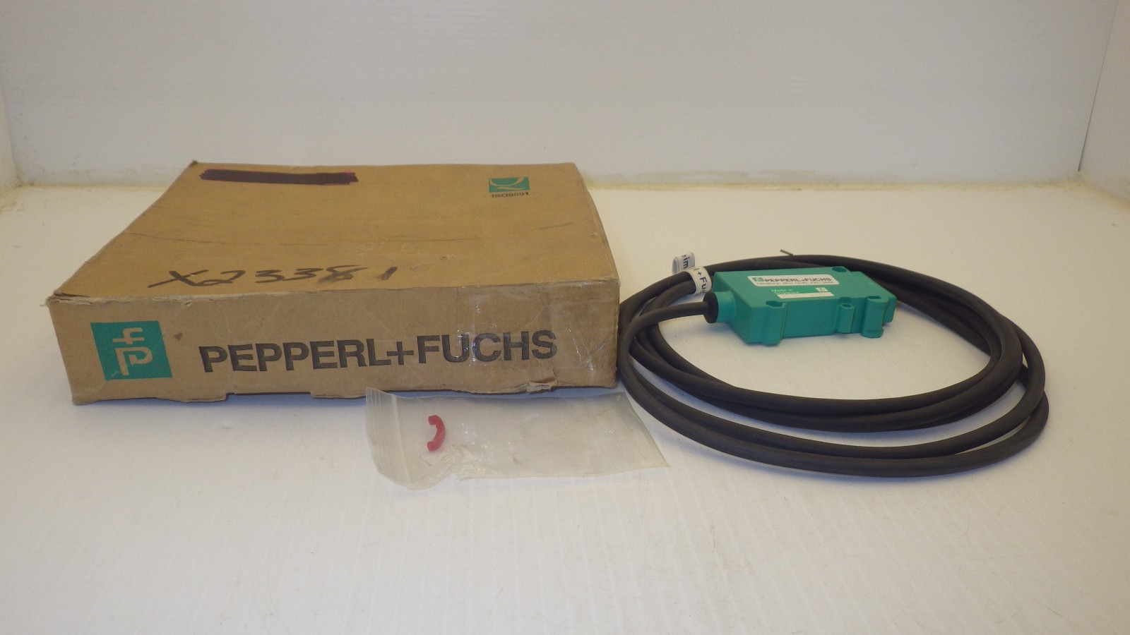 PEPPERL+FUCHS OJ100-F6-E23 PHOTOELECTRIC SENSOR 10-30VDC (23318S) NIB