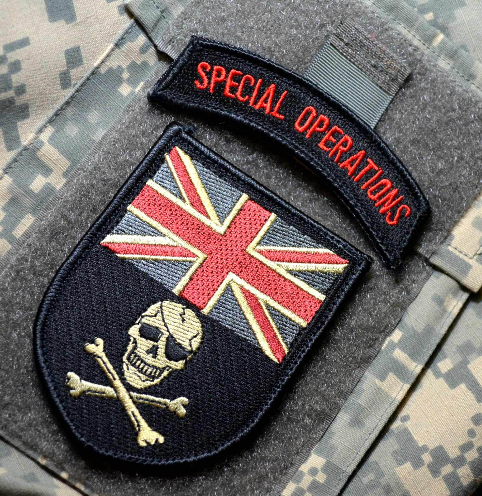 NATO ISAF HELMAND CAMP BASTION vêlkrö 2-PC: UK FLAG ONE-EYE SKULL + SP OPS TAB