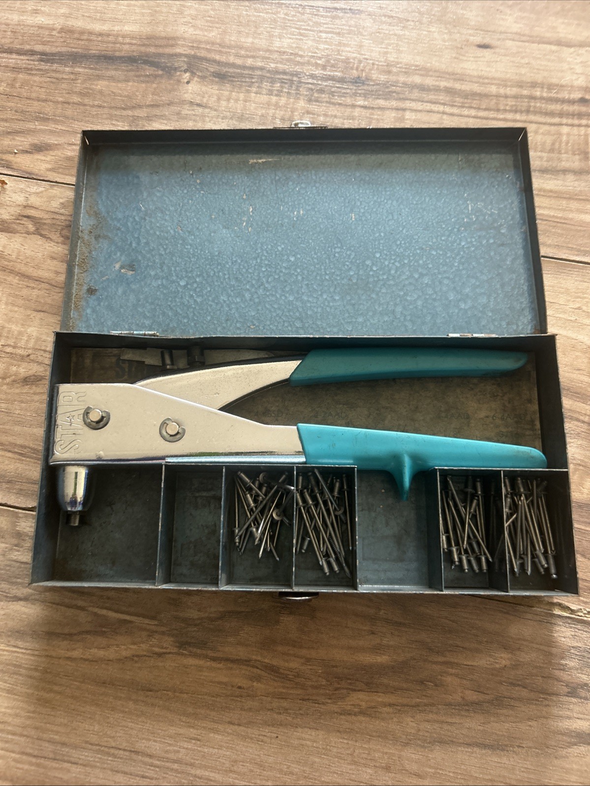 Pop Rivet Gun Kit Single Hand Riveter Blind Rivets for Metal Star Brand