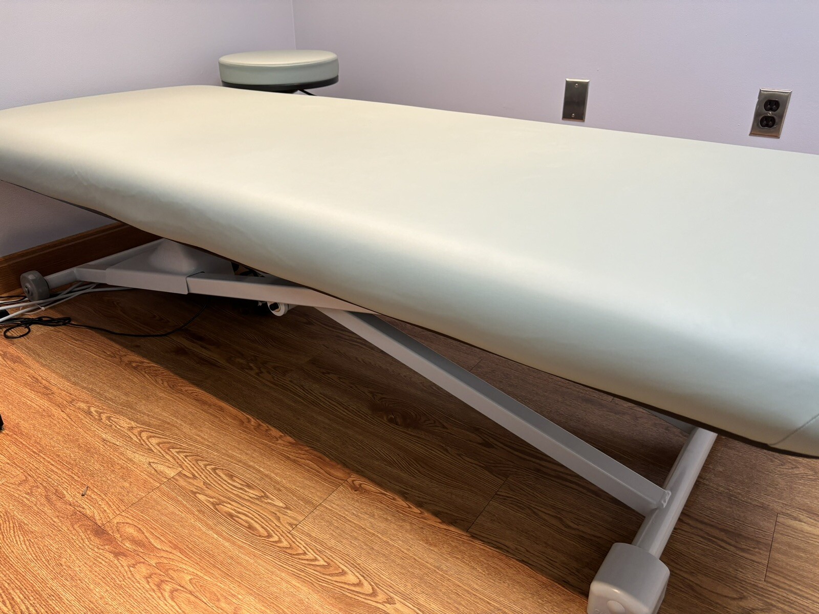 4 Oakworks massage table/spa bed in 4 different solid colors 72x 32" plush