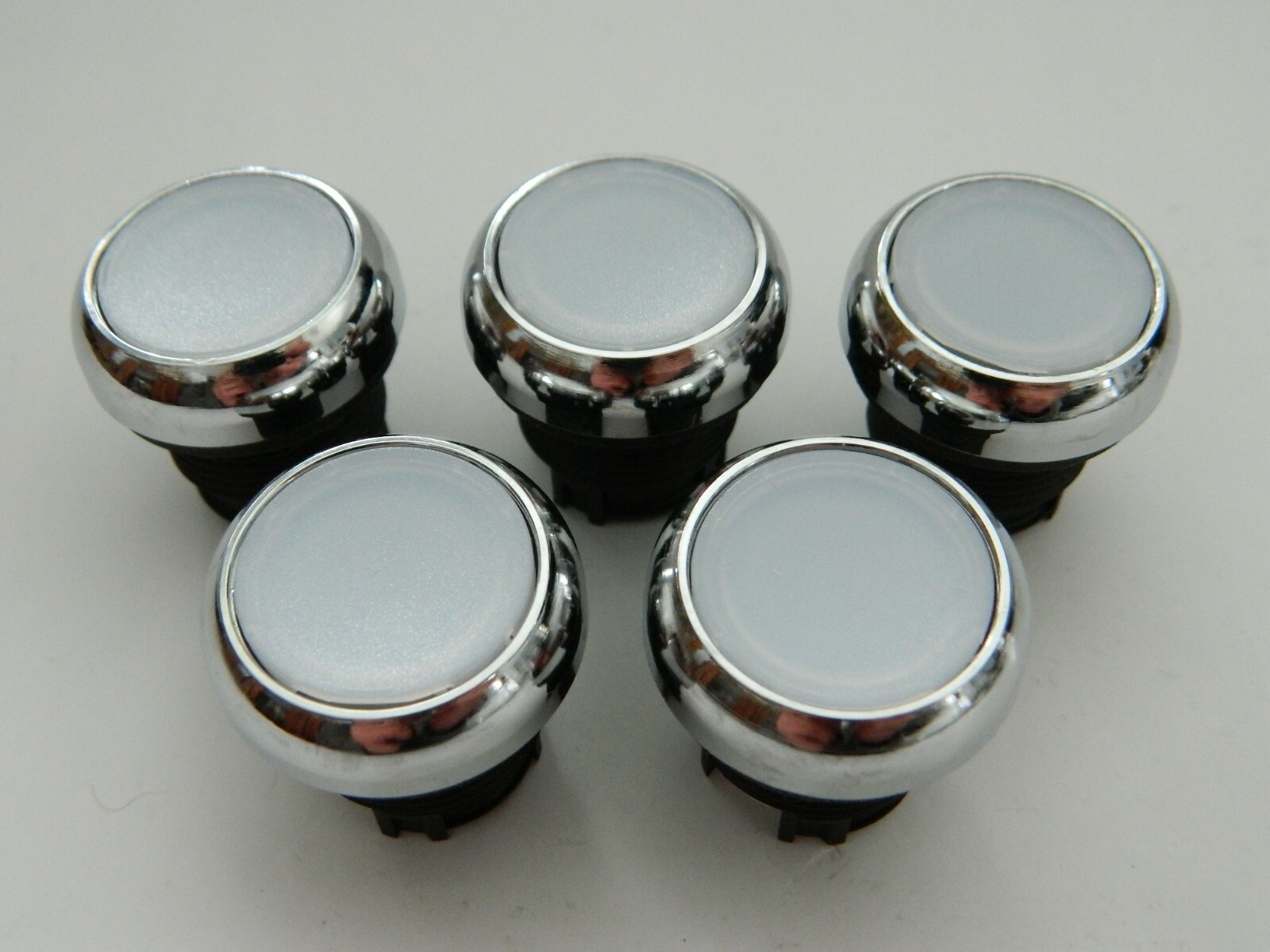 Lot of 5 NEW Eaton M22M-DRL-W Maintained White Push Button Actuator 22.5mm Flush