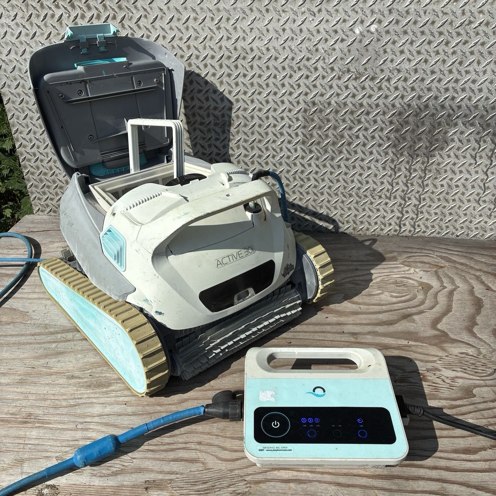Maytronics Dolphin Active 30i Robotic Pool Cleaner w Power Supply TURNS ON, READ