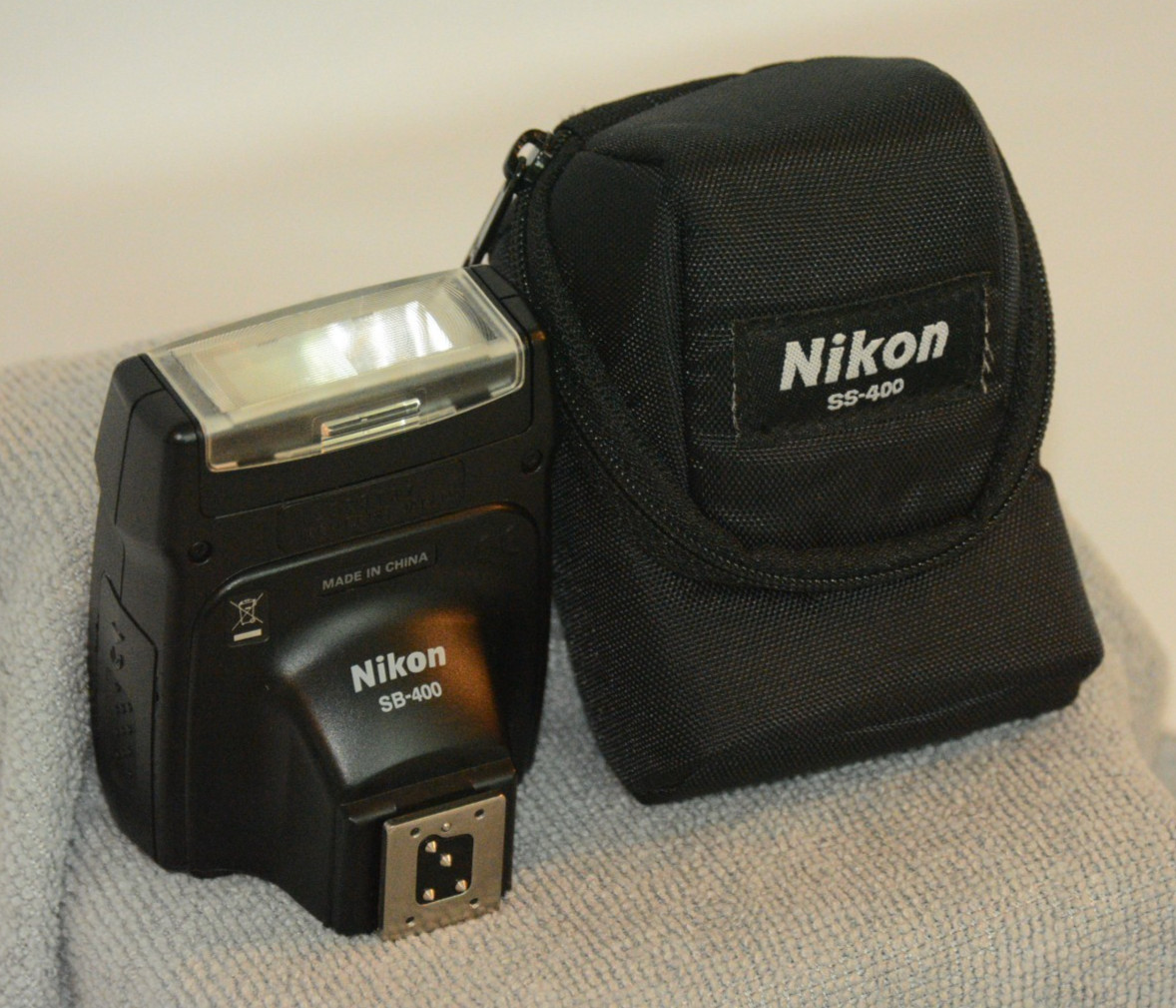 Nikon SB-400 Speedlight Camera Flash w/ Case For Parts or Repair