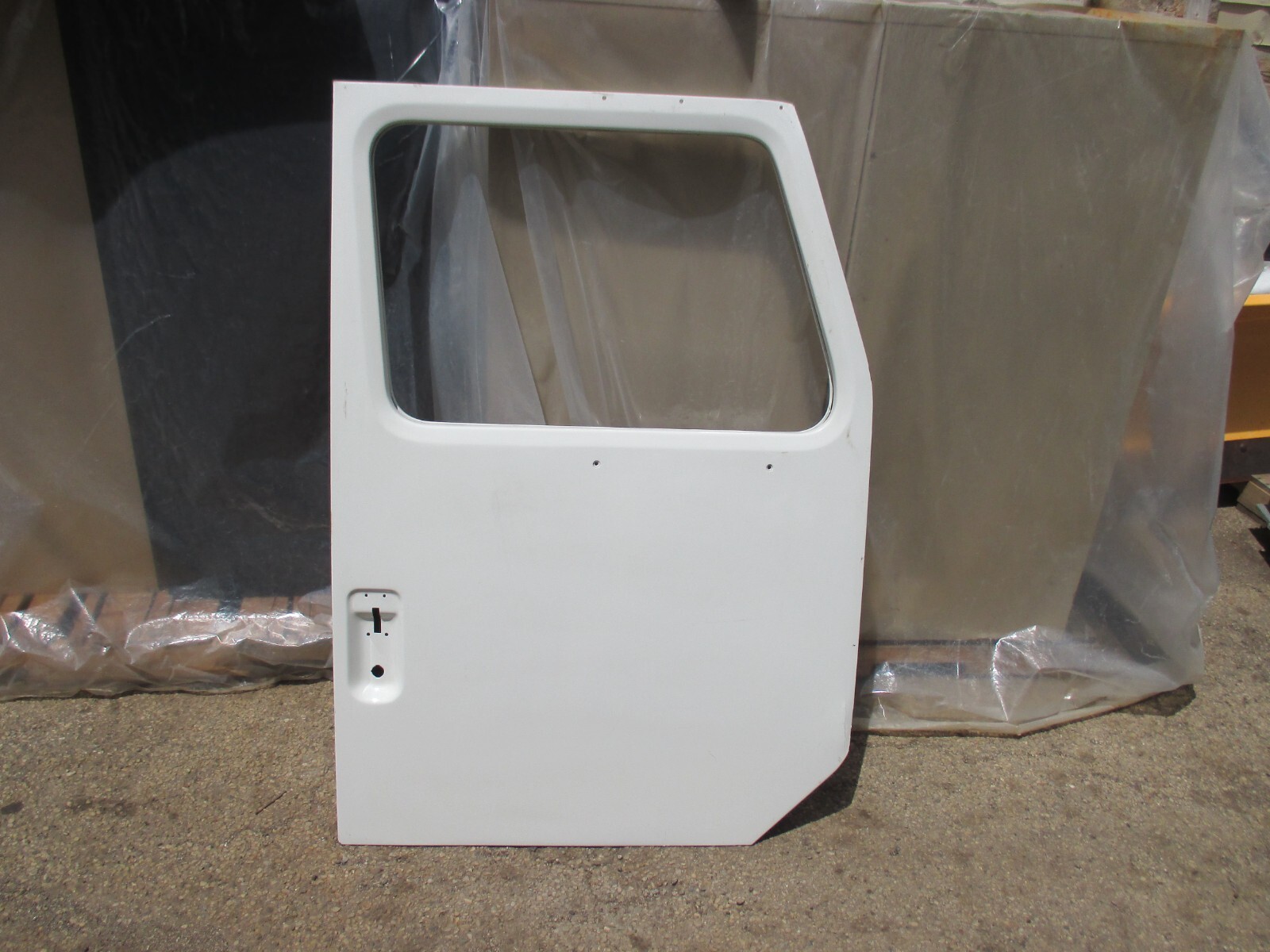 INTERNATIONAL RH TRUCK DOOR NEW
