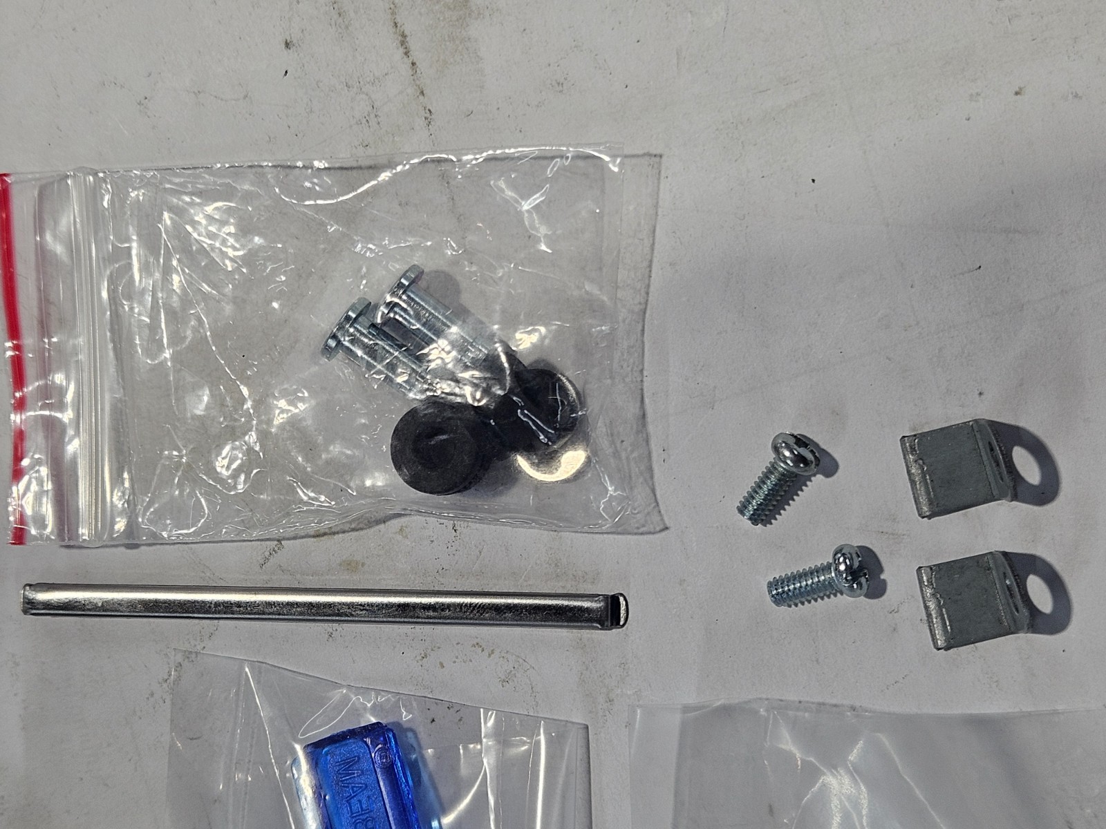 V-TWIN 39-0382 Dash Panel Lens Hardware Kit - 75-95 BT