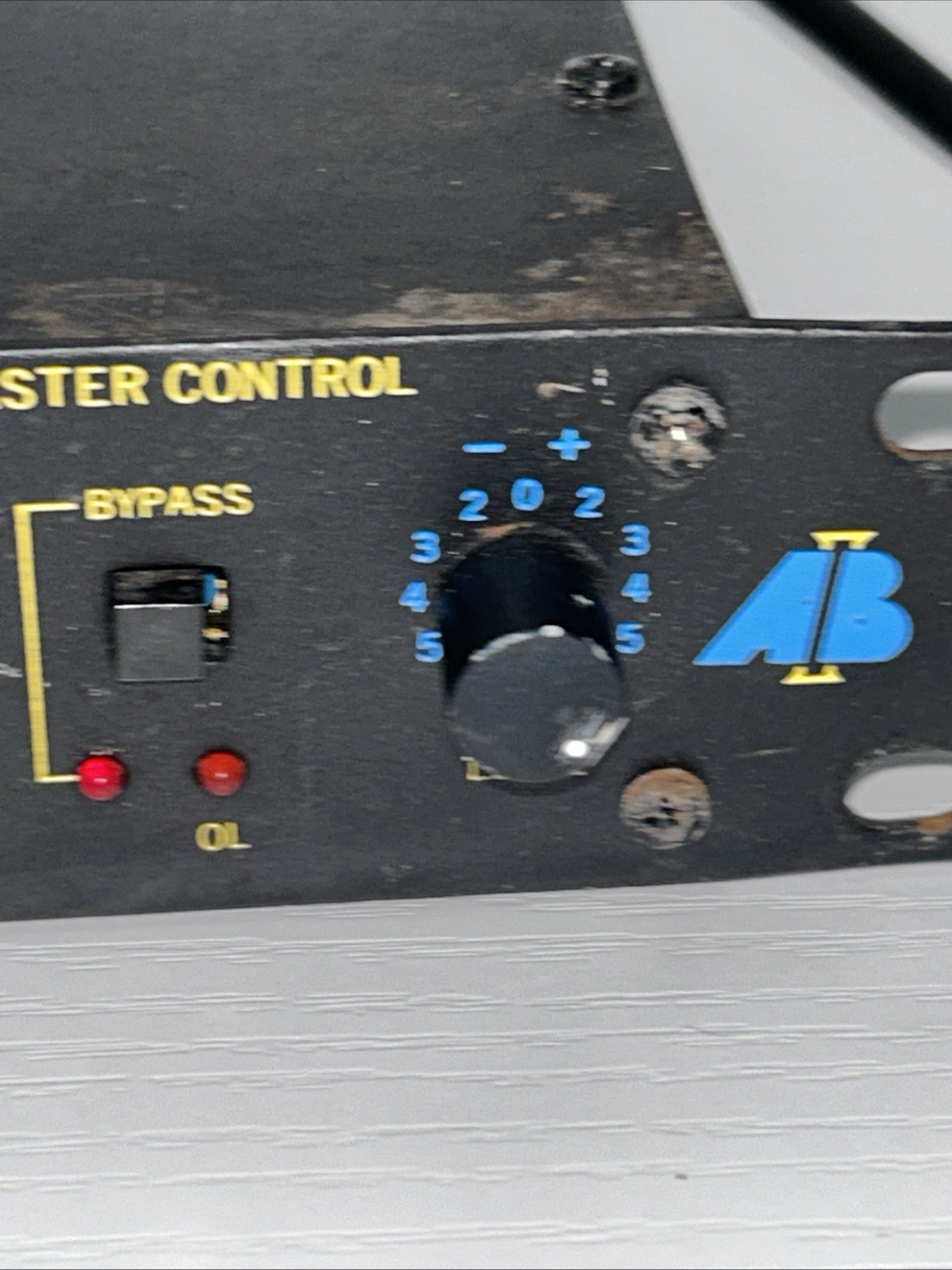 EUC AB INTERNATIONAL MODEL 131 RACK GRAPHIC EQUALIZER, READ